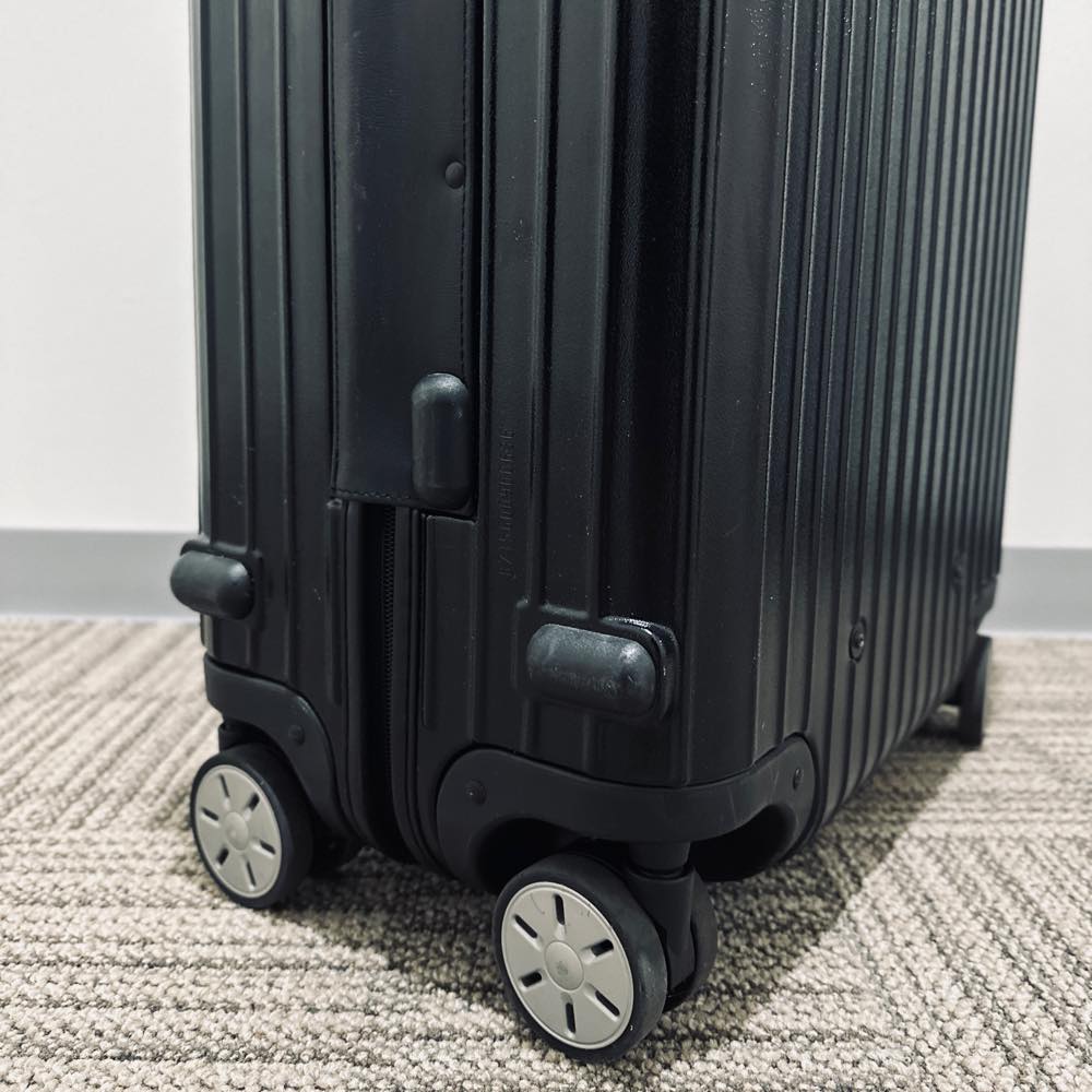 リモワ スーツケース キャリーケース サルサ 48L 4輪 871.56 ブラック Ft1358771 中古 難あり リモワ サルサ U871.56-2 48リットル 中古美品 4輪 – リモワ(RIMOWA