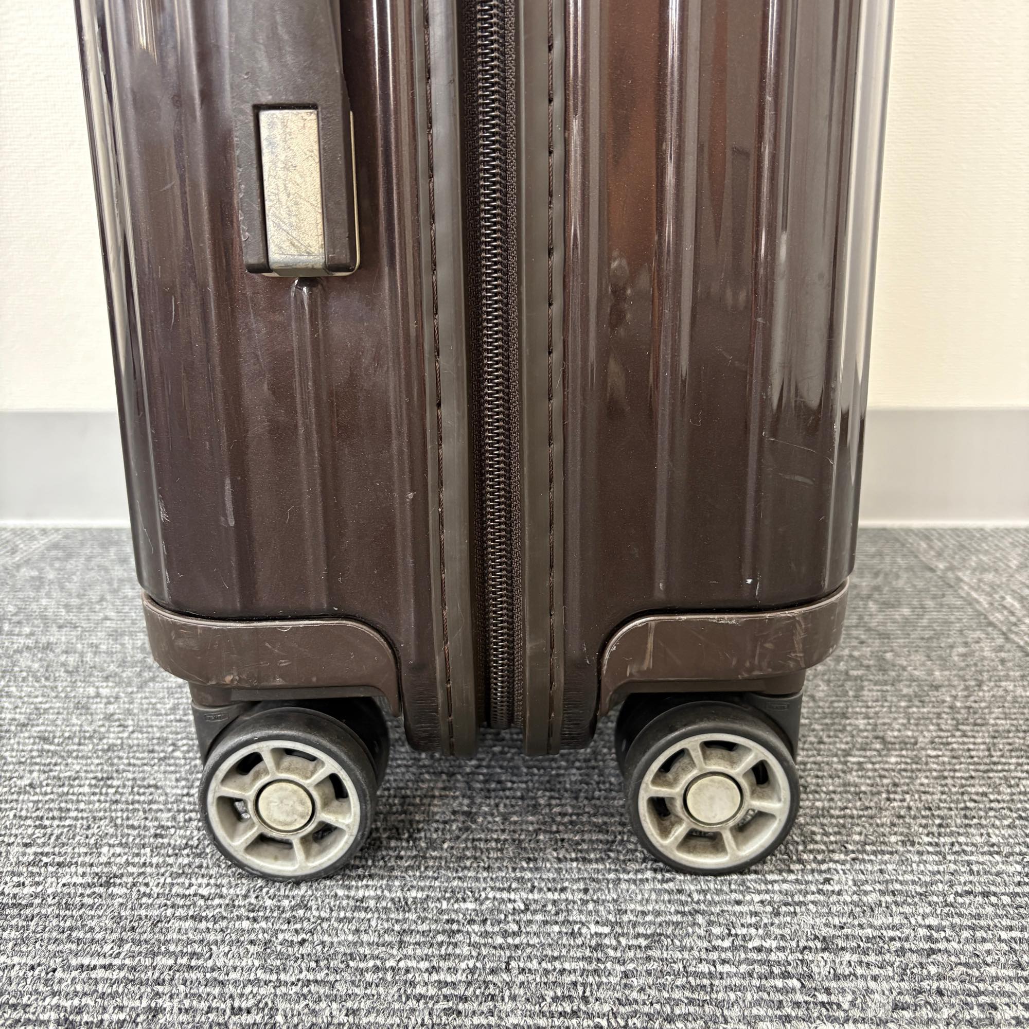 リモワ　サルサデラックス(エッセンシャル)　872.52-2　33リットル　中古美品　4輪