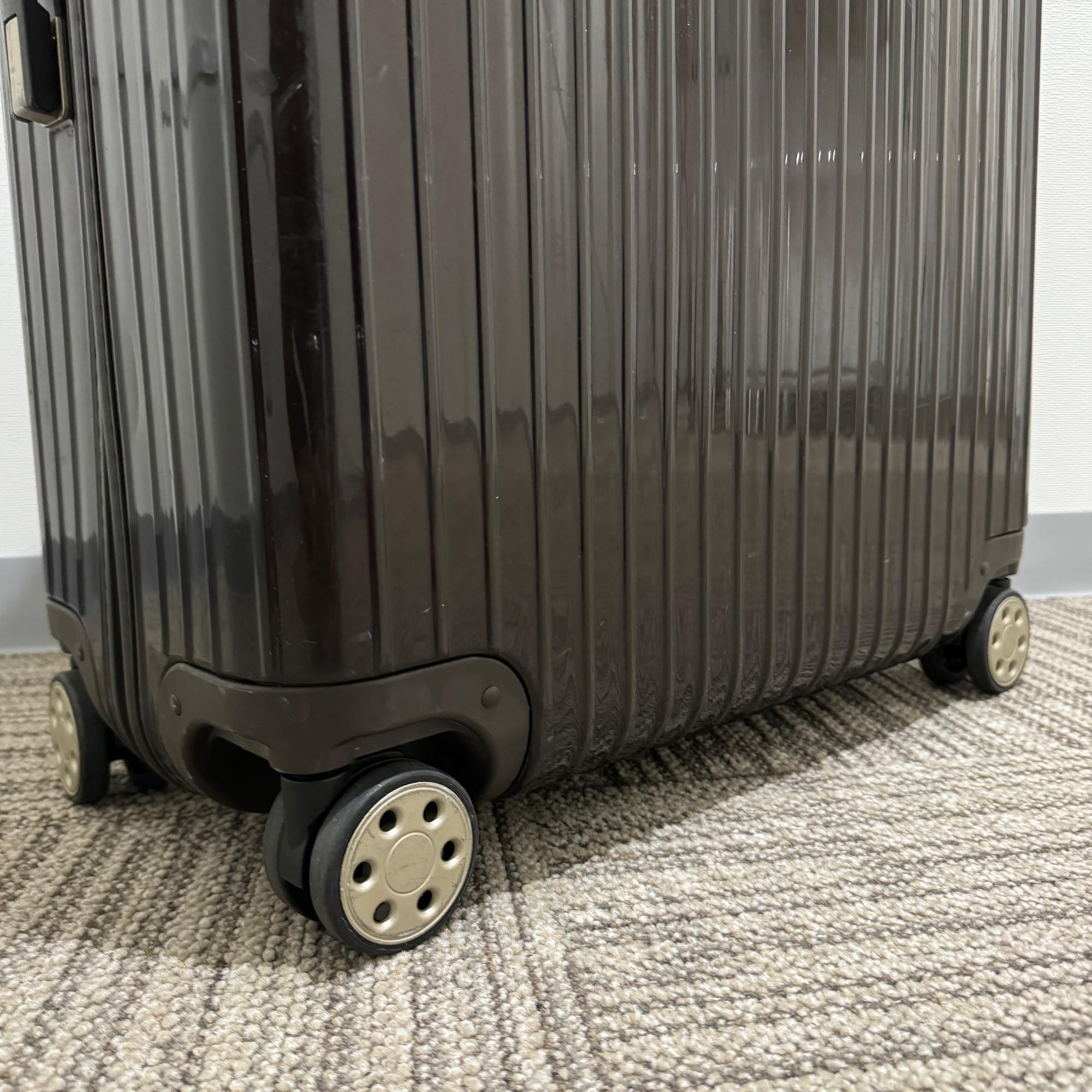 リモワ　サルサデラックス　872.77-2　中古商品　104リットル　4輪