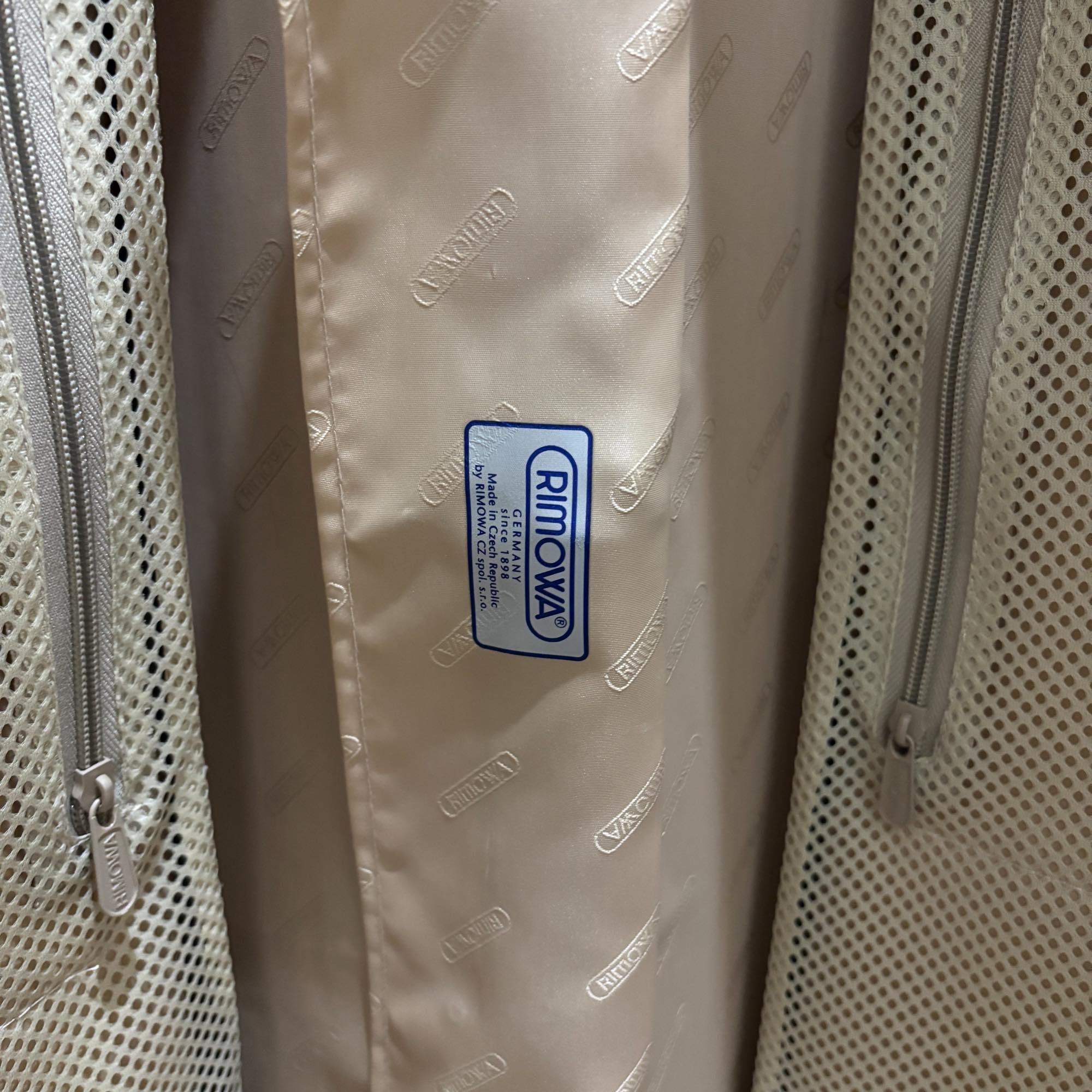 リモワ　エッセンシャル(サルサデラックス)　873.70-2 　中古商品　86リットル　4輪