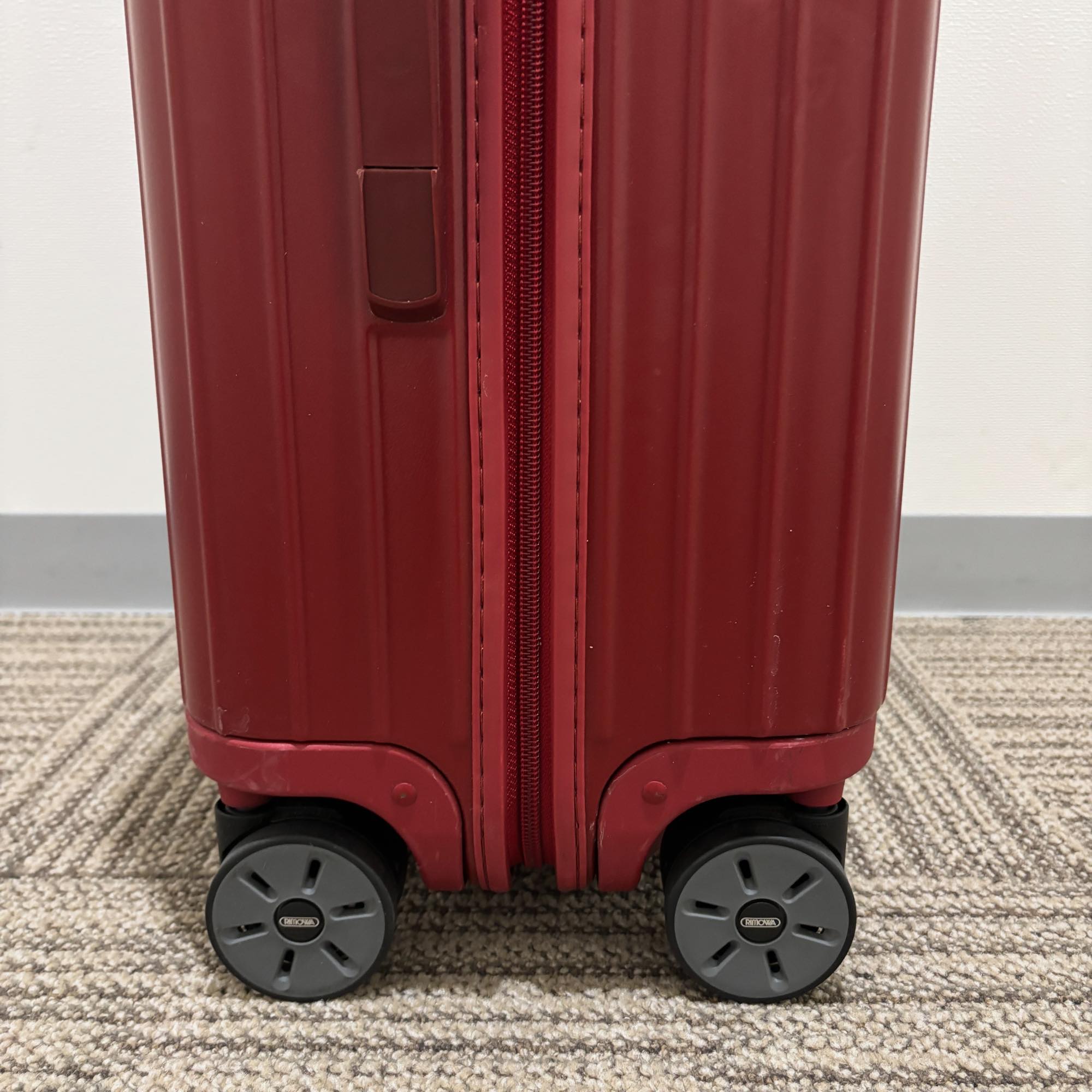 リモワ エッセンシャル(サルサ) 875.63 中古美品 61リットル – リモワ