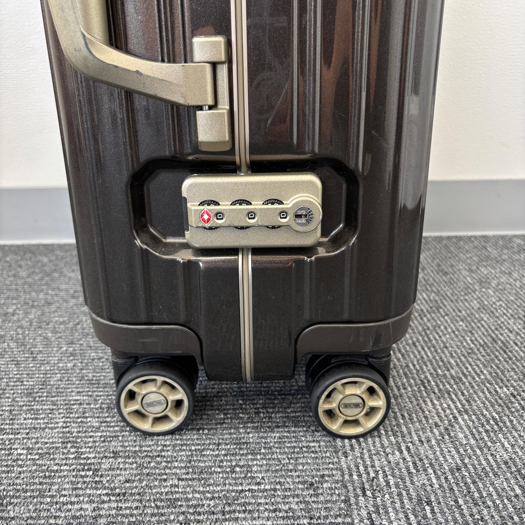 リモワ　リンボ(ハイブリッド)　881.52.33.4　32リットル　中古美品　4輪