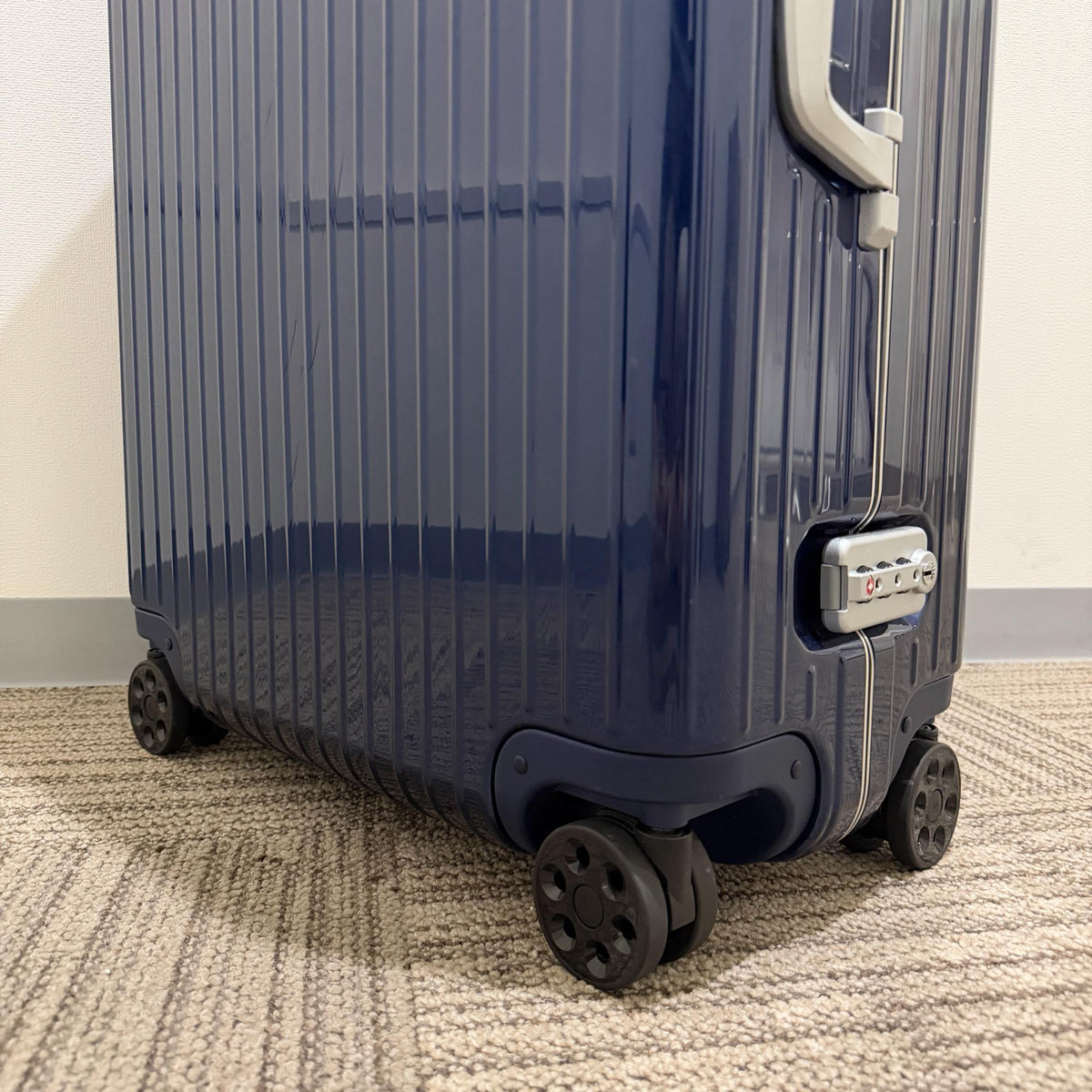 リモワ　ハイブリッド　883.73.60.4-2　チェックインL　マットブルー　中古美品　84L