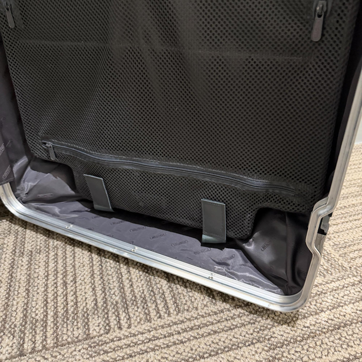 リモワ　リンボ　中古美品　890.73-2　83リットル　4輪