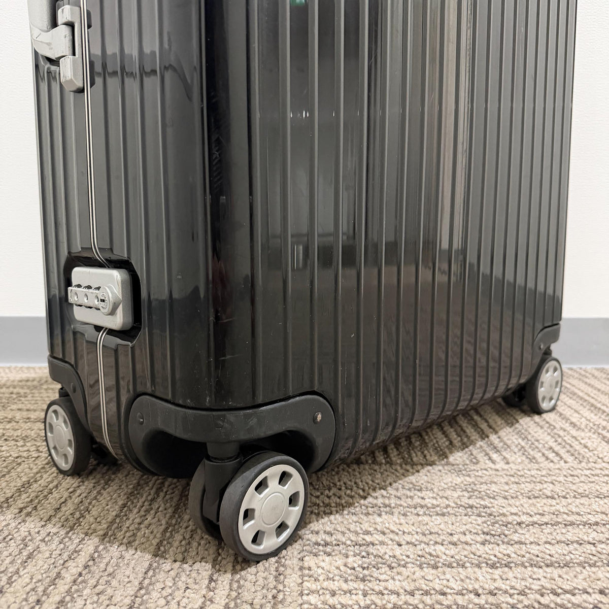 リモワ　リンボ　中古美品　890.73-2　83リットル　4輪