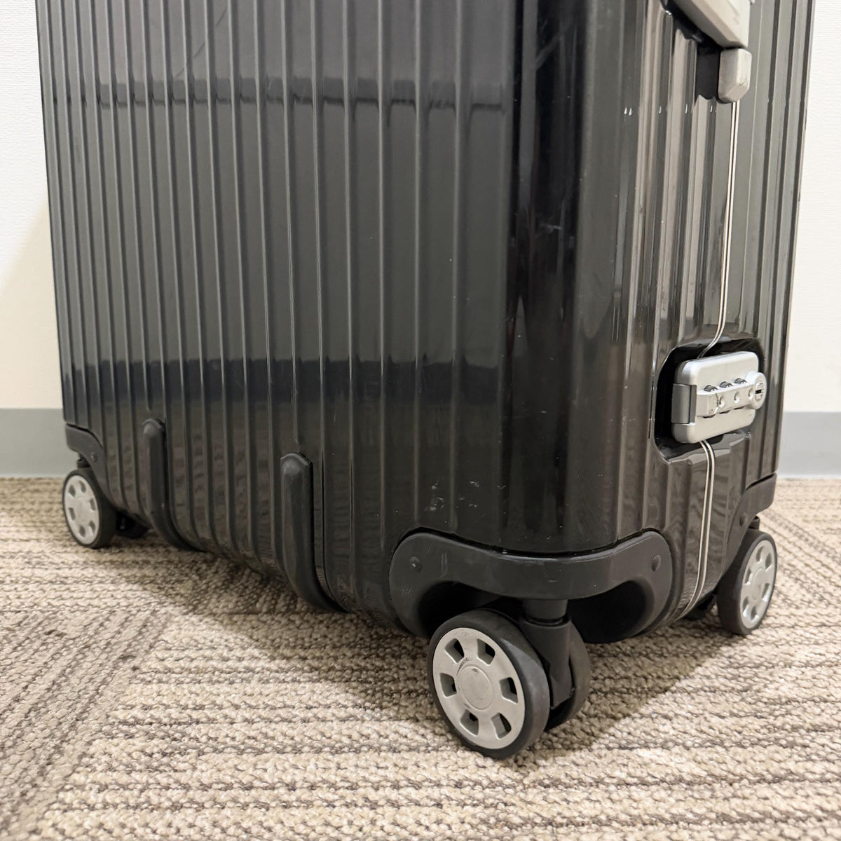 リモワ　リンボ　中古美品　890.73-2　83リットル　4輪