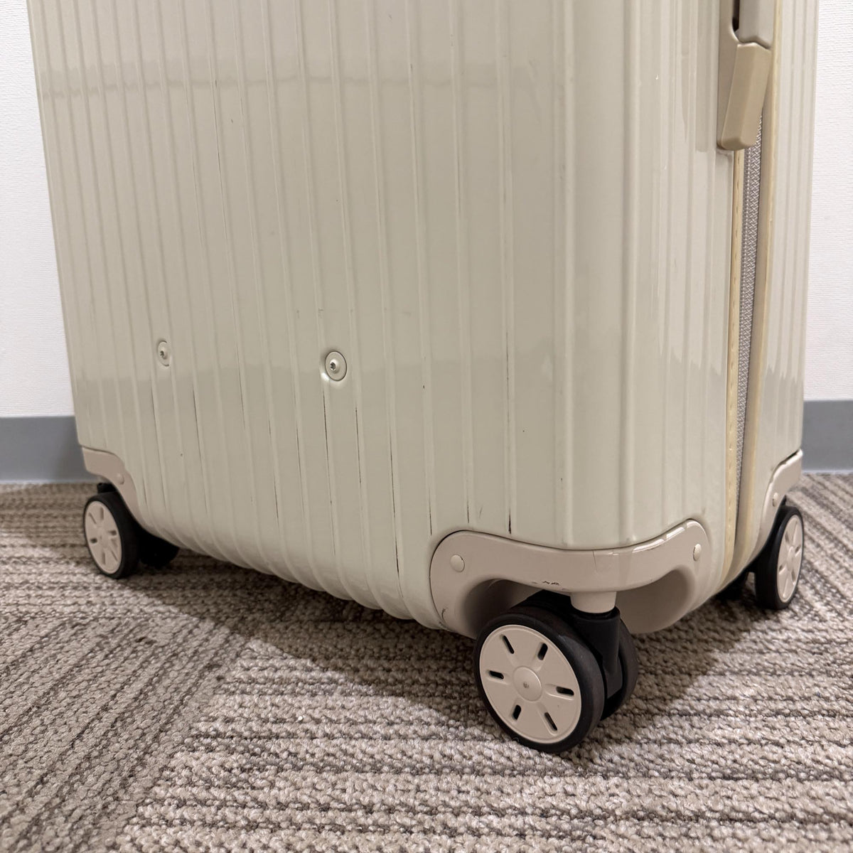 リモワ　ユナイテッドアローズ限定　エッセンシャル(サルサ)　895.44.01.0-2　中古美品　78リットル　4輪