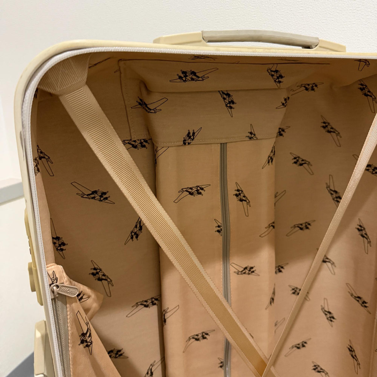 リモワ　ユナイテッドアローズ限定　エッセンシャル(サルサ)　895.44.01.0-2　中古美品　78リットル　4輪