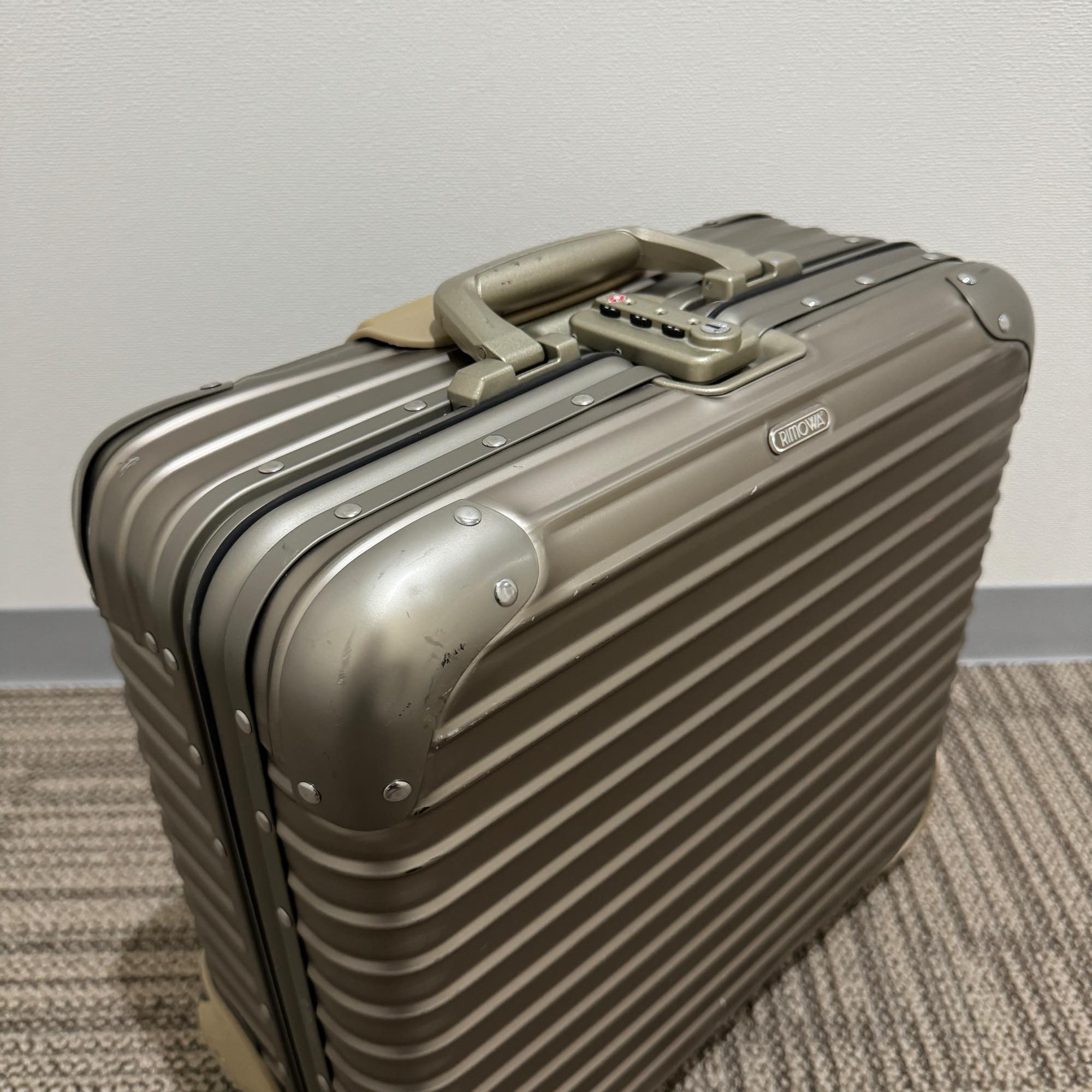 リモワ　トパーズ チタニウム　920.40.03.2-2　中古美品　28リットル　2輪