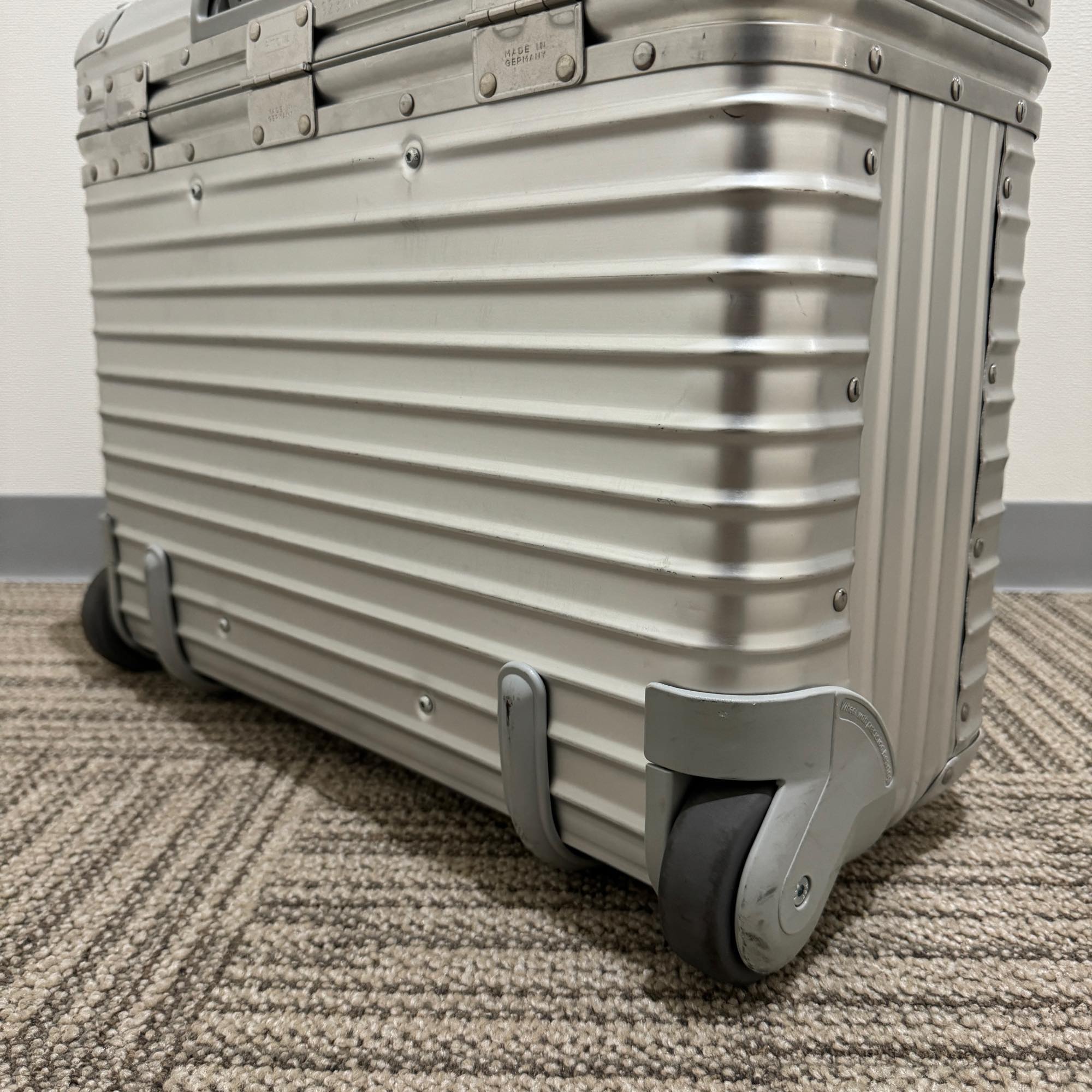 リモワ パイロット 中古美品 923.50-2 34リットル 2輪 – リモワ(RIMOWA