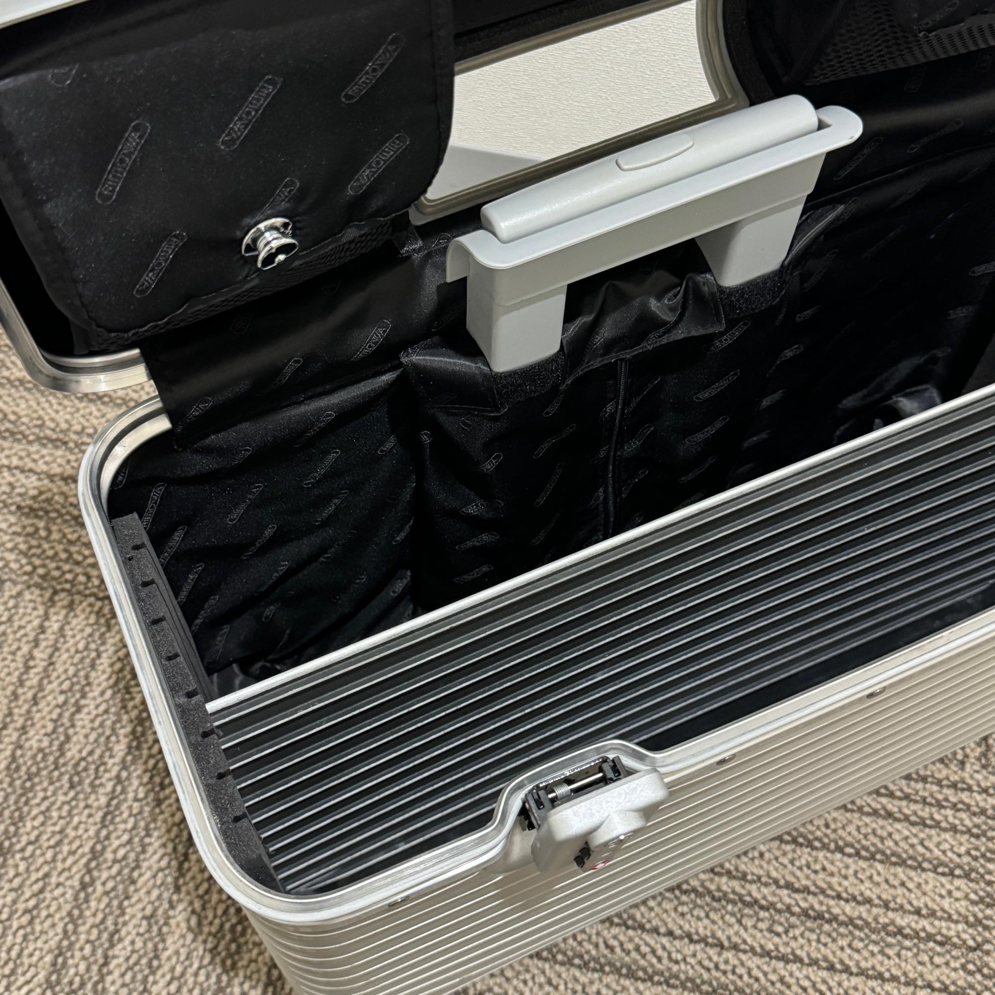 リモワ　パイロット　中古美品　923.50-2　34リットル　2輪