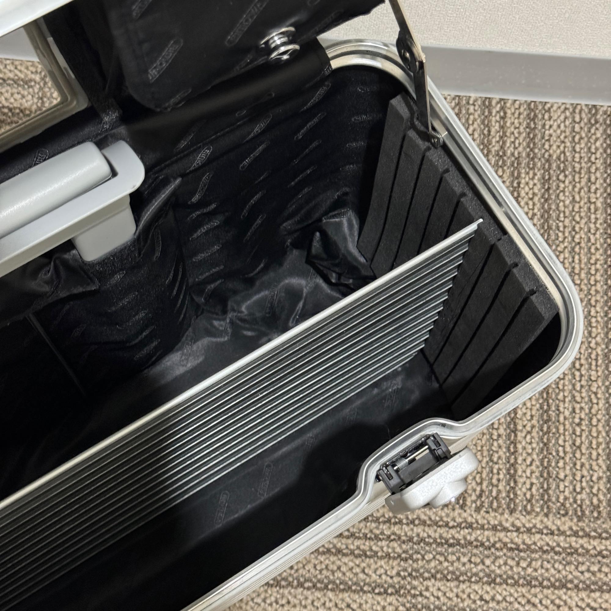 リモワ パイロット 中古美品 923.50-2 34リットル 2輪 – リモワ(RIMOWA
