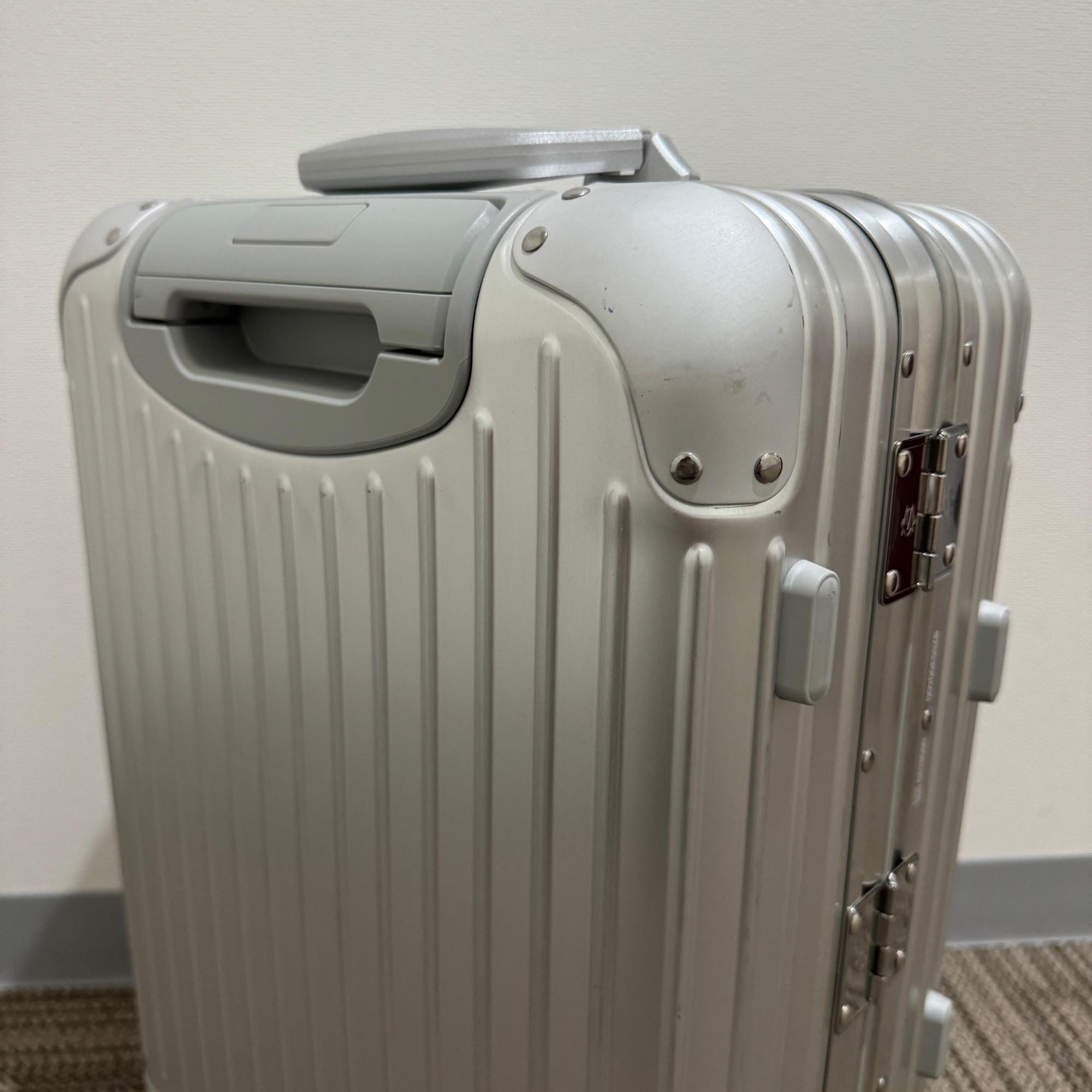 リモワ　オリジナル 925.53.00.4　キャビン　中古美品　35リットル　4輪