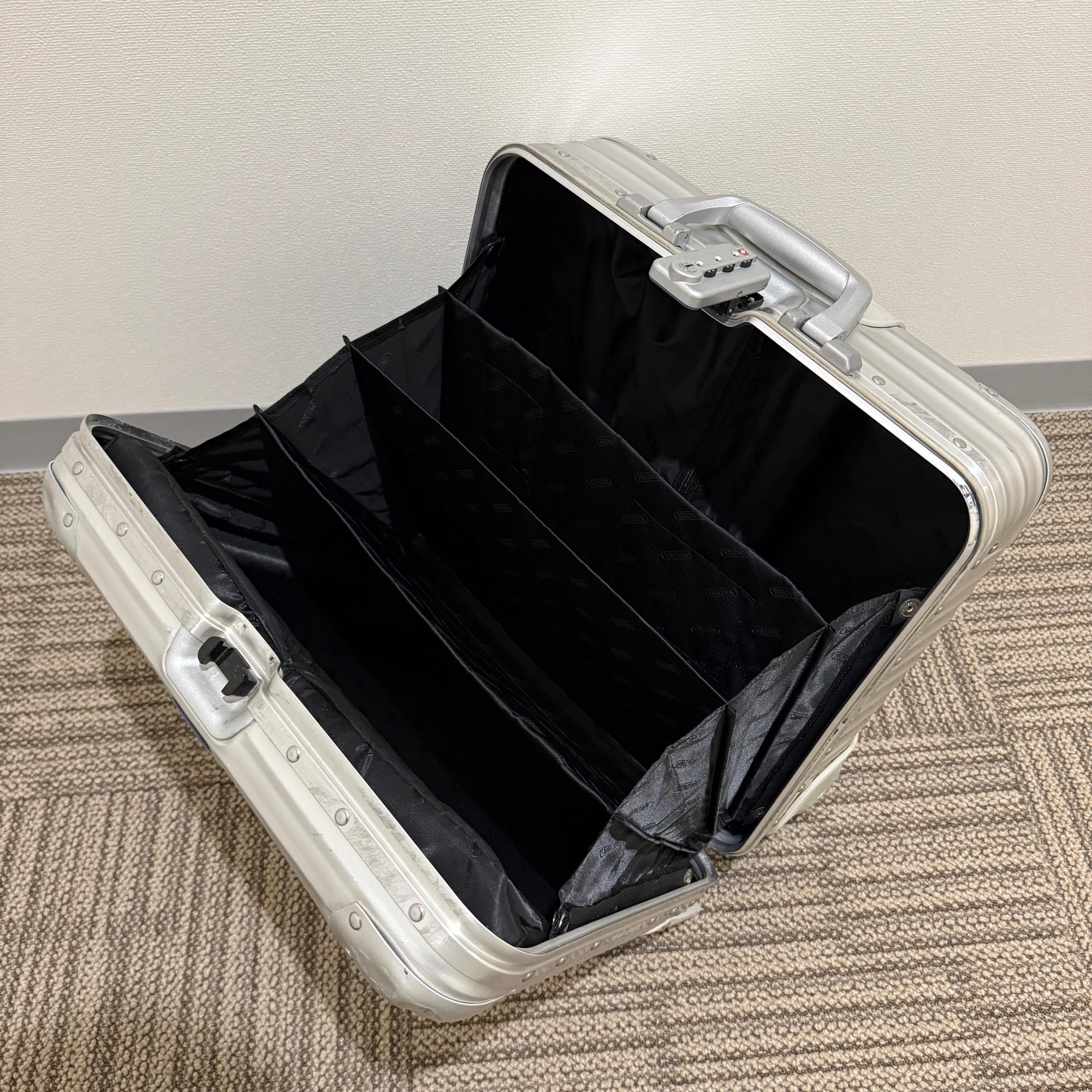 リモワ　トパーズ　中古商品　U928.40-2　23リットル　2輪