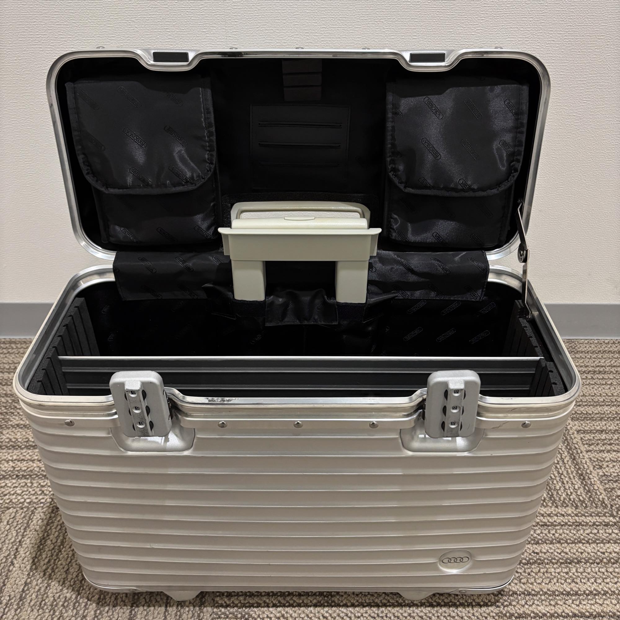 ◆RIMOWA パイロットケース 2輪 アウディコラボレーションモデル　582 リモワ オリジナル パイロット(アウディコラボモデル) 中古商品 928.50
