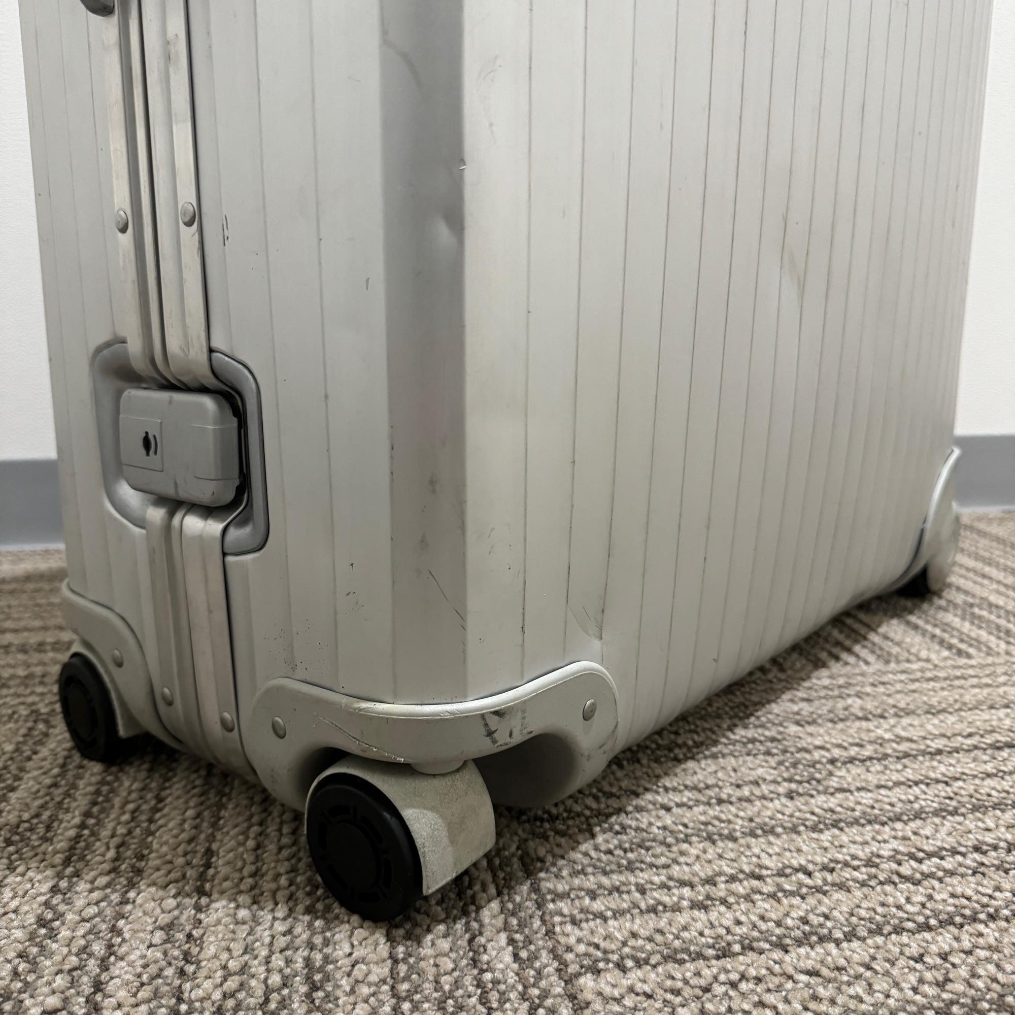 リモワ　トパーズ　中古商品　931.77-2　104リットル　4輪