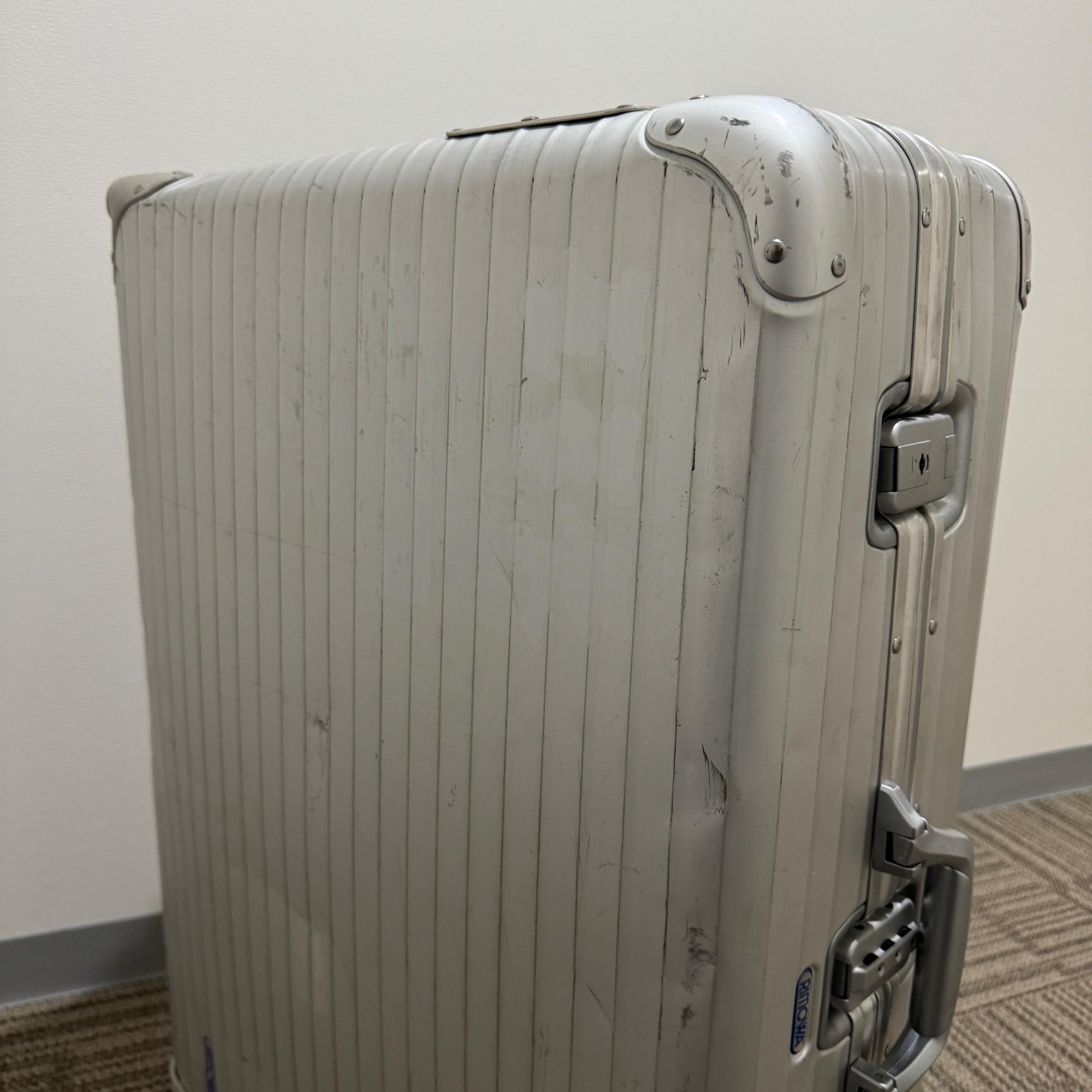 リモワ　トパーズ　中古商品　931.77-2　104リットル　4輪