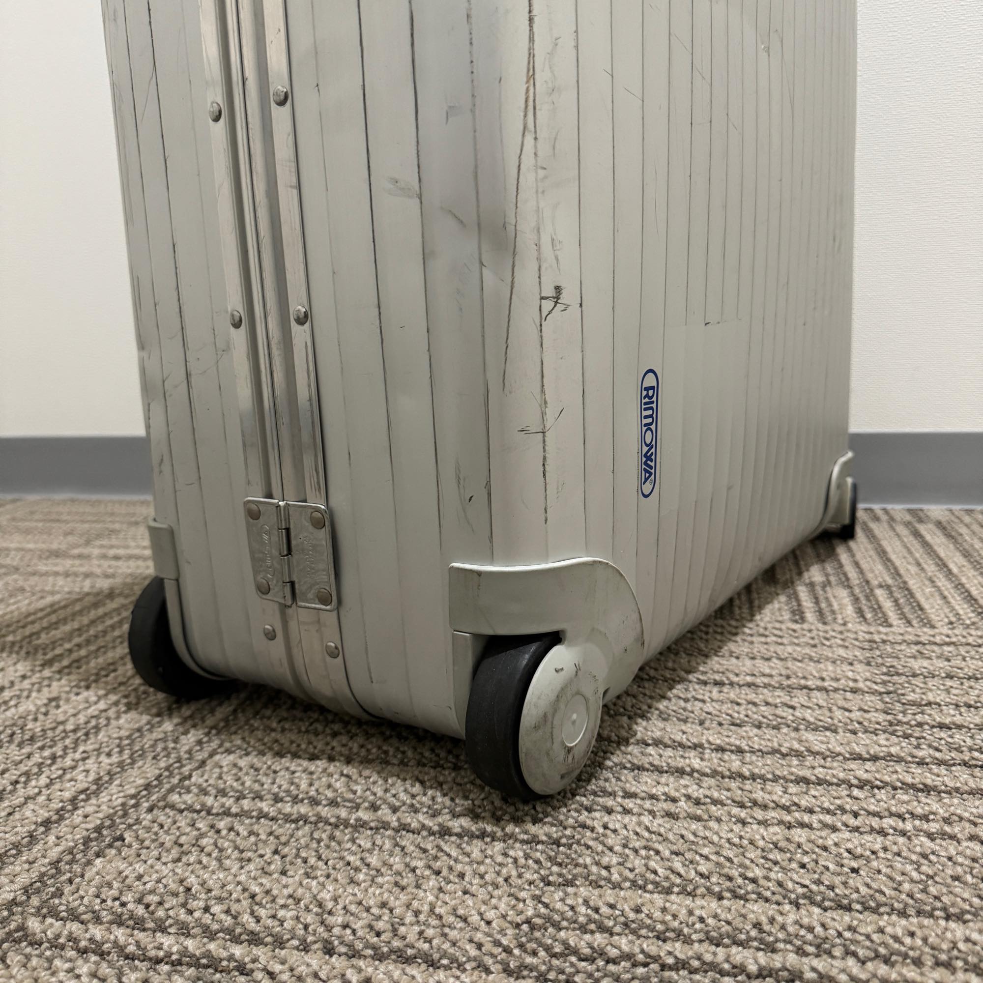 リモワ　トパーズ　中古商品　931.77-2　104リットル　4輪