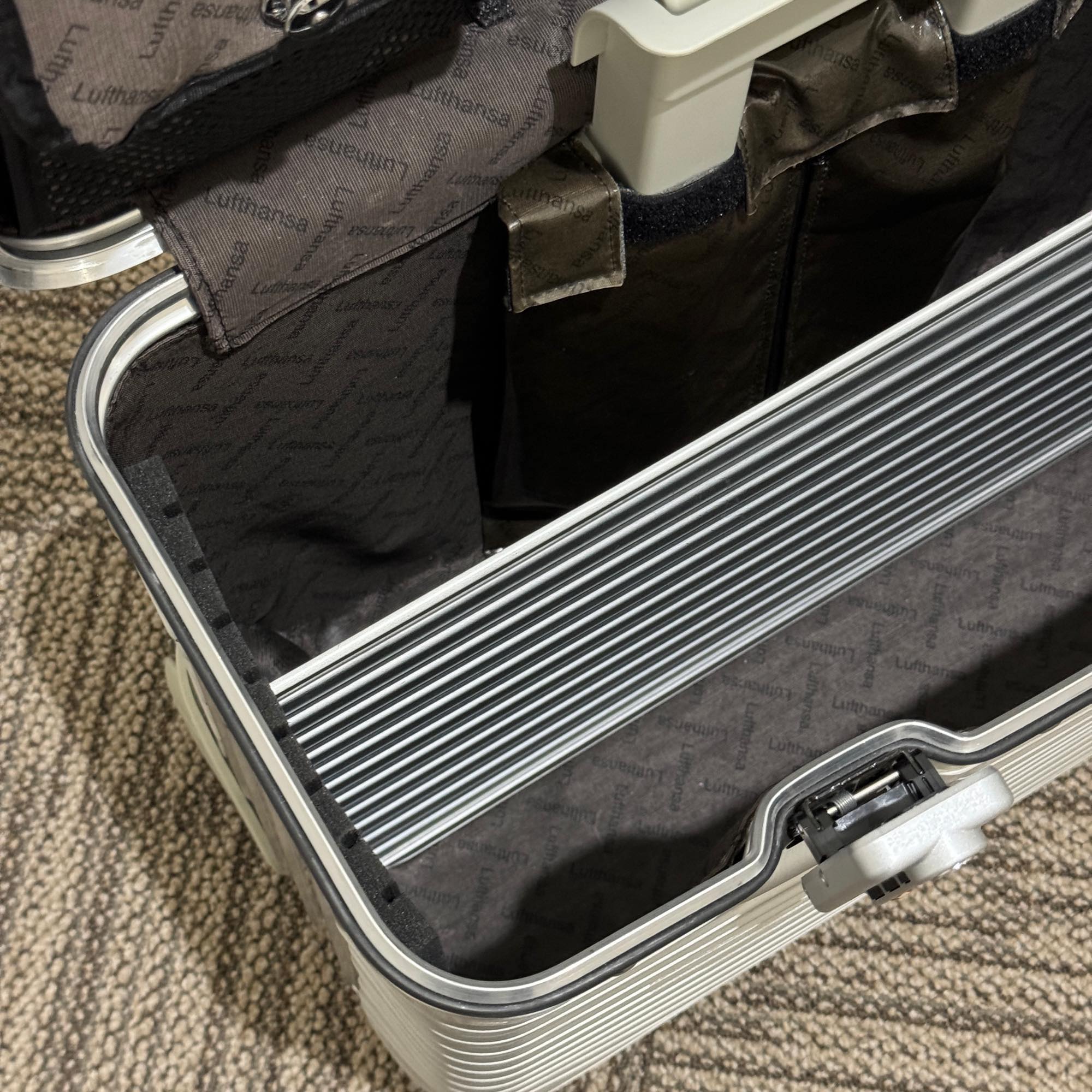 ルフトハンザ リモワ パイロット 中古美品 940.50-2 29リットル 2輪
