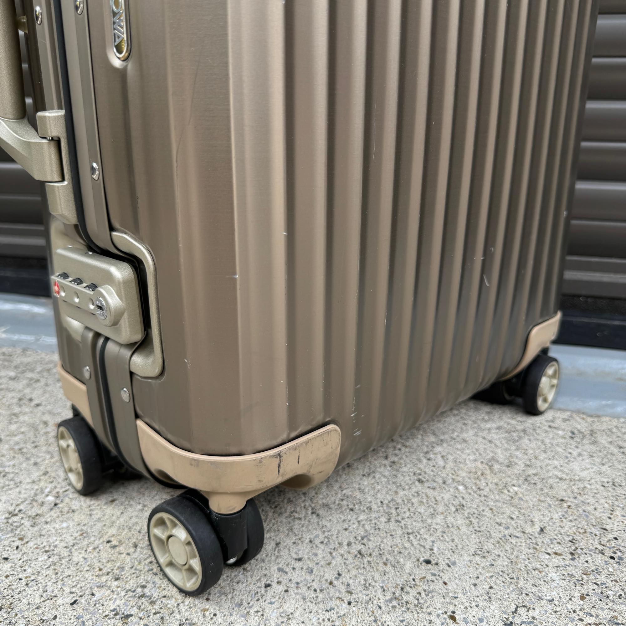 リモワ　トパーズ　945.52-2 　中古商品　32リットル　4輪