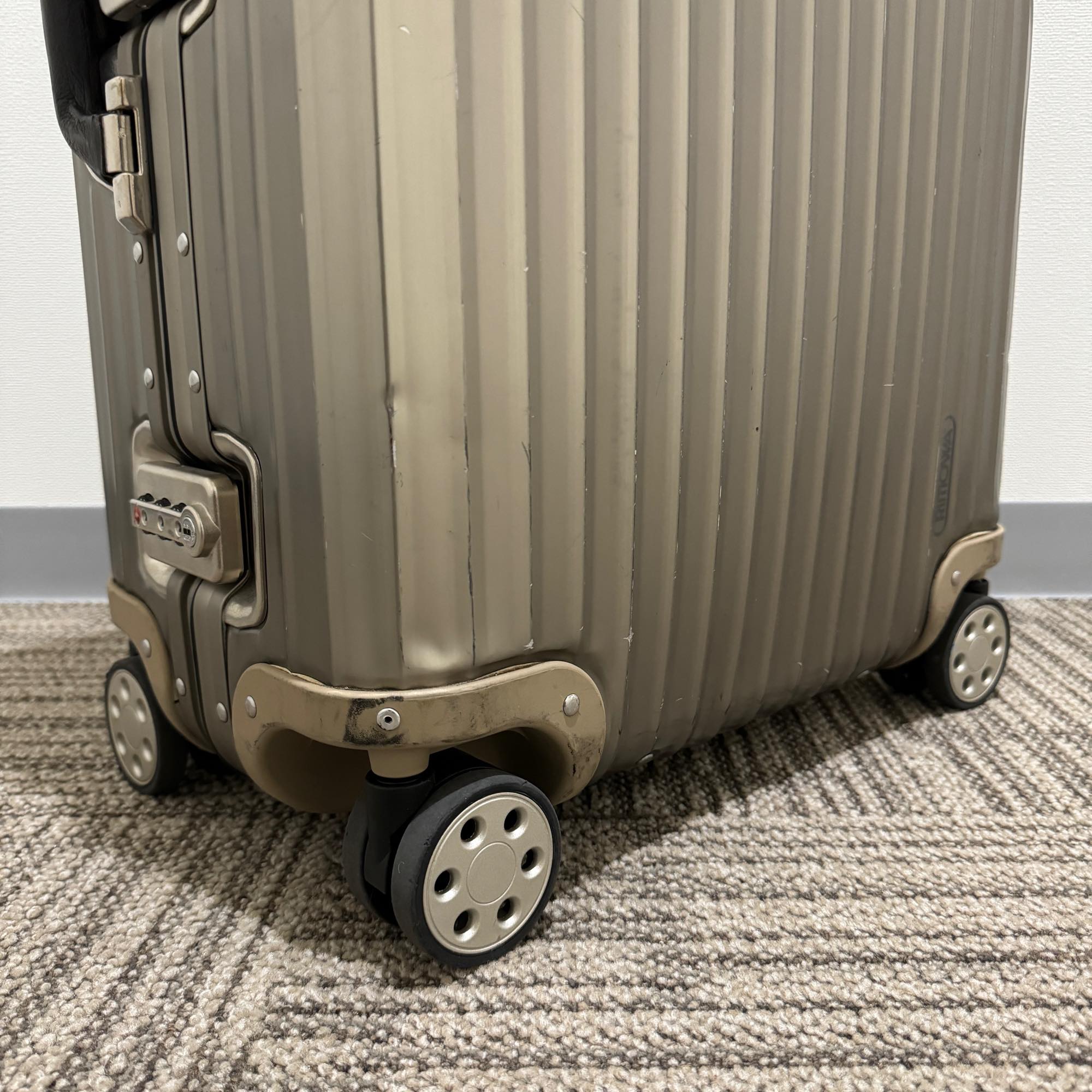 リモワ トパーズ 945.63-2 中古商品 64リットル 4輪 – リモワ(RIMOWA