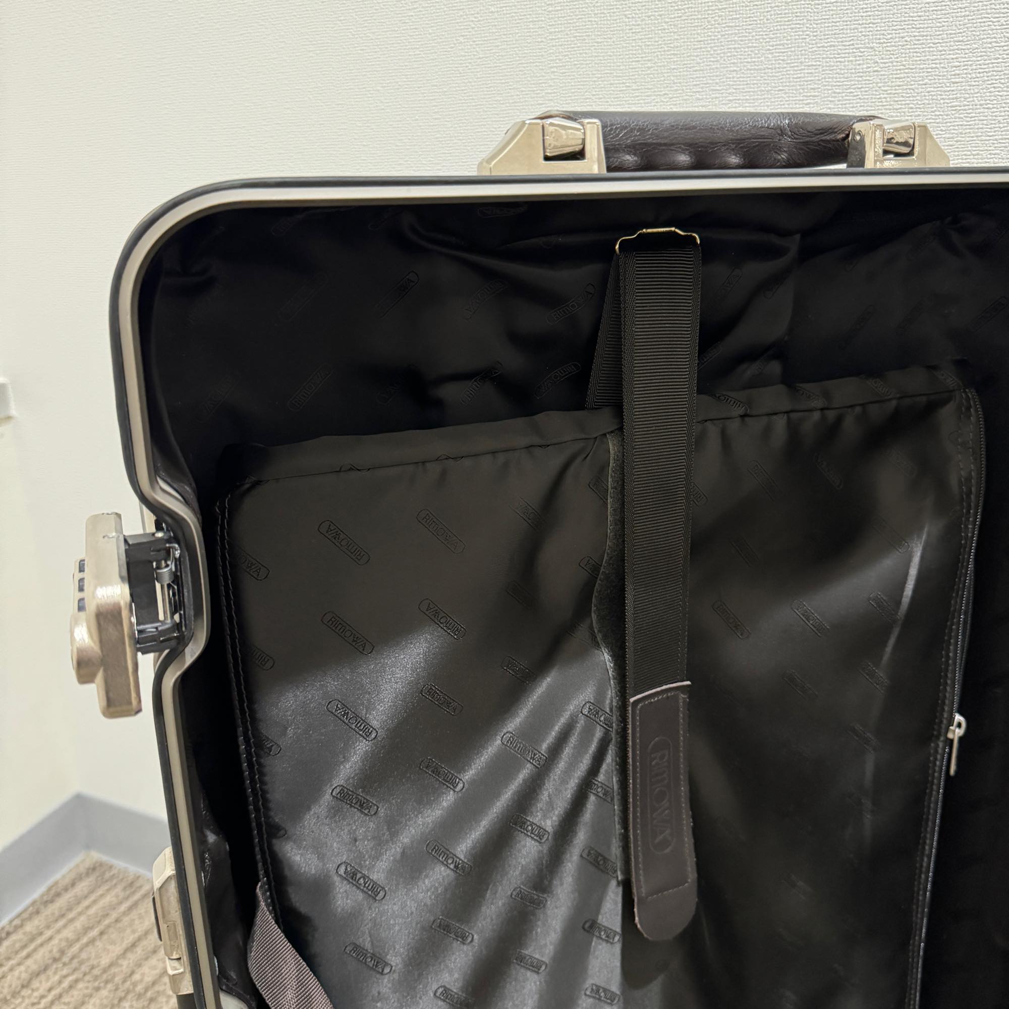 リモワ　トパーズ　945.63-2 　中古商品　64リットル　4輪