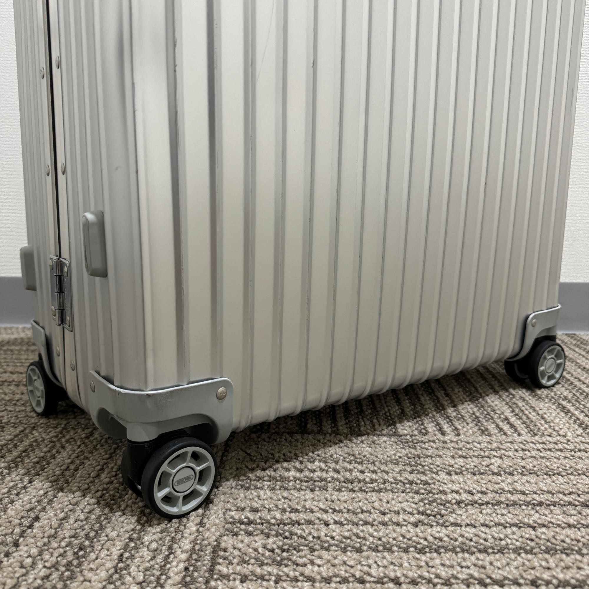 リモワ　クラシックフライト　中古美品　971.70-2　76リットル　4輪