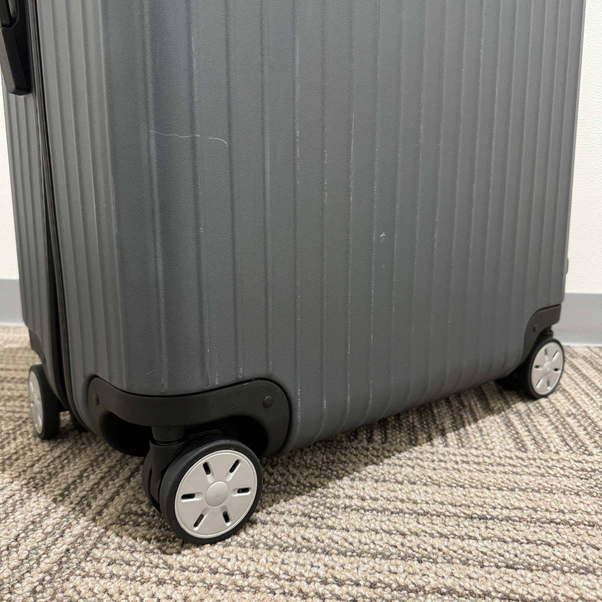 リモワ　サルサ　810.73-3　中古美品　98リットル　4輪