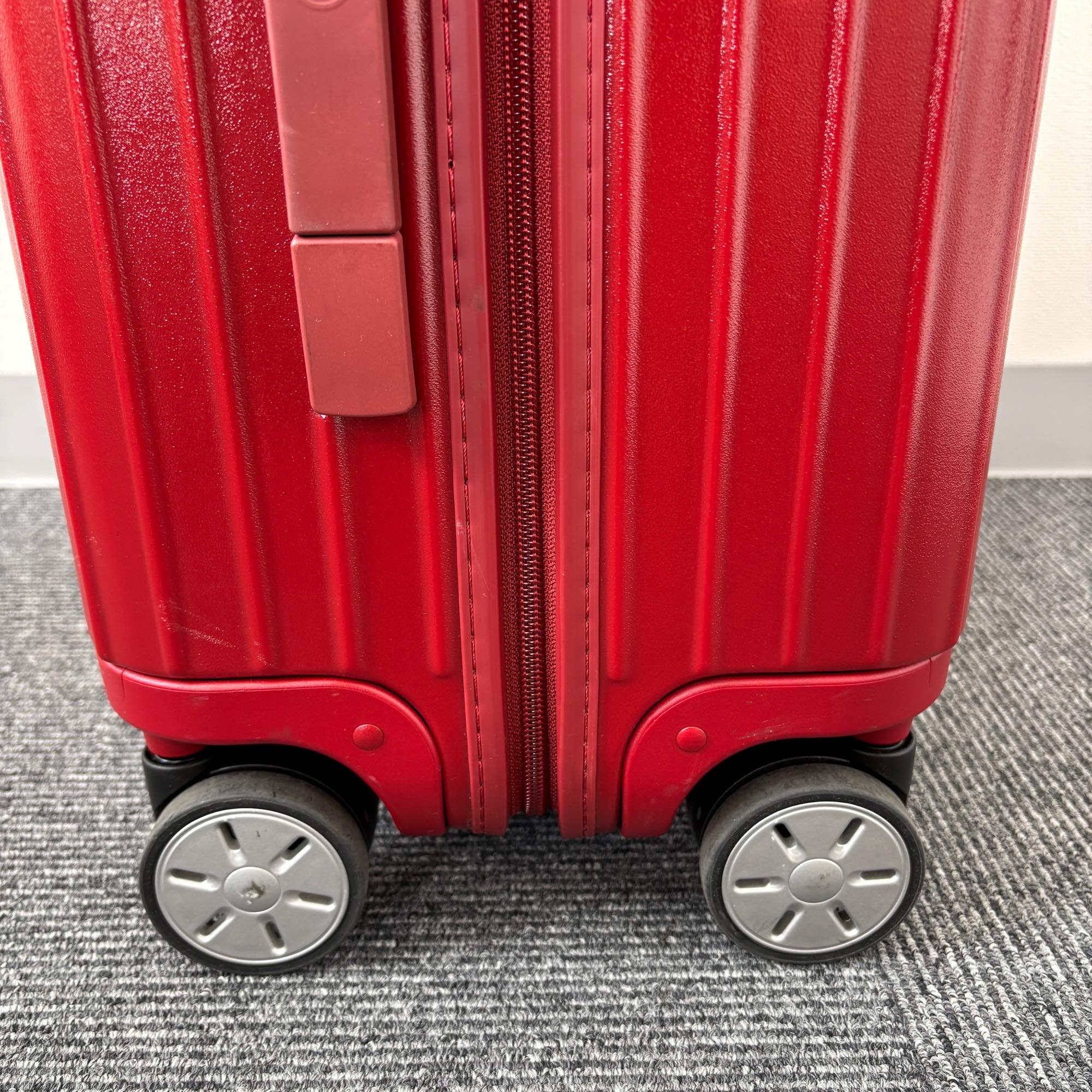 リモワ　サルサ(エッセンシャル)　875.56-3 　45リットル　中古美品　4輪