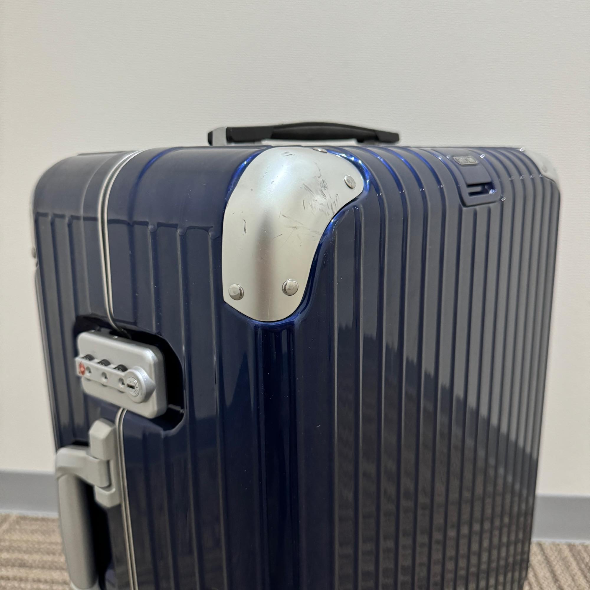 リモワ　リンボ　891.56-3　中古美品　49リットル　4輪