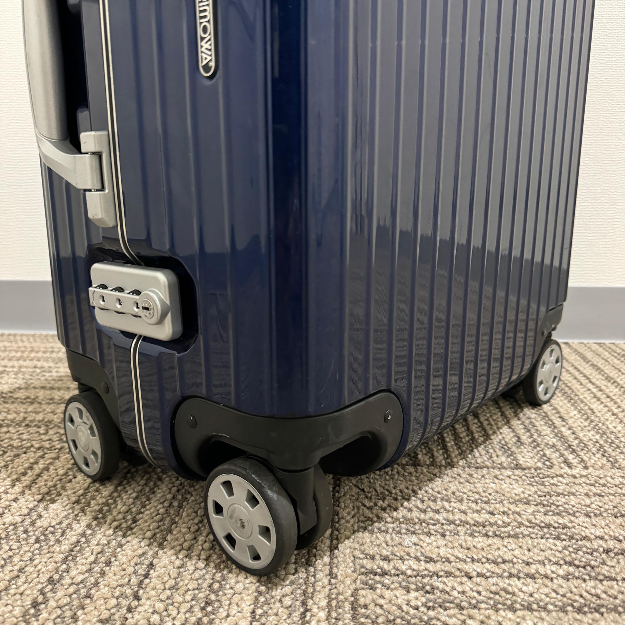 リモワ　リンボ　891.56-3　中古美品　49リットル　4輪
