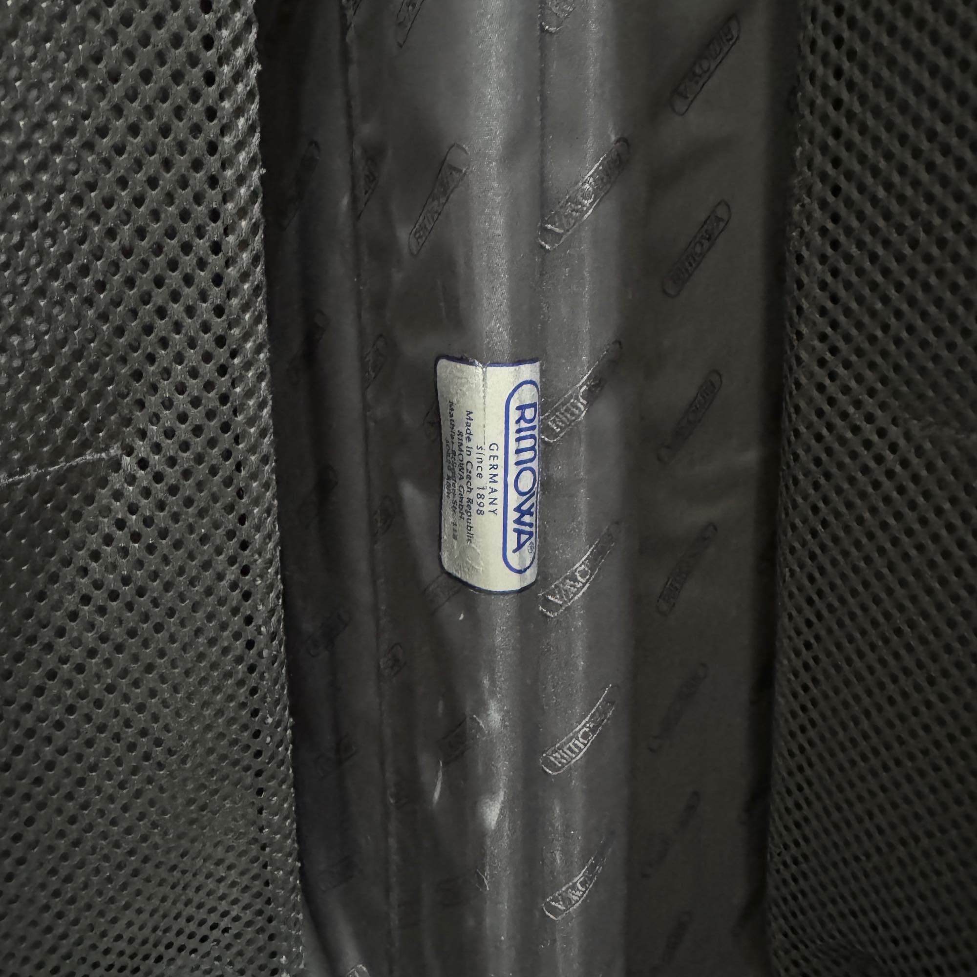 リモワ　リンボ　891.56-3　中古美品　49リットル　4輪
