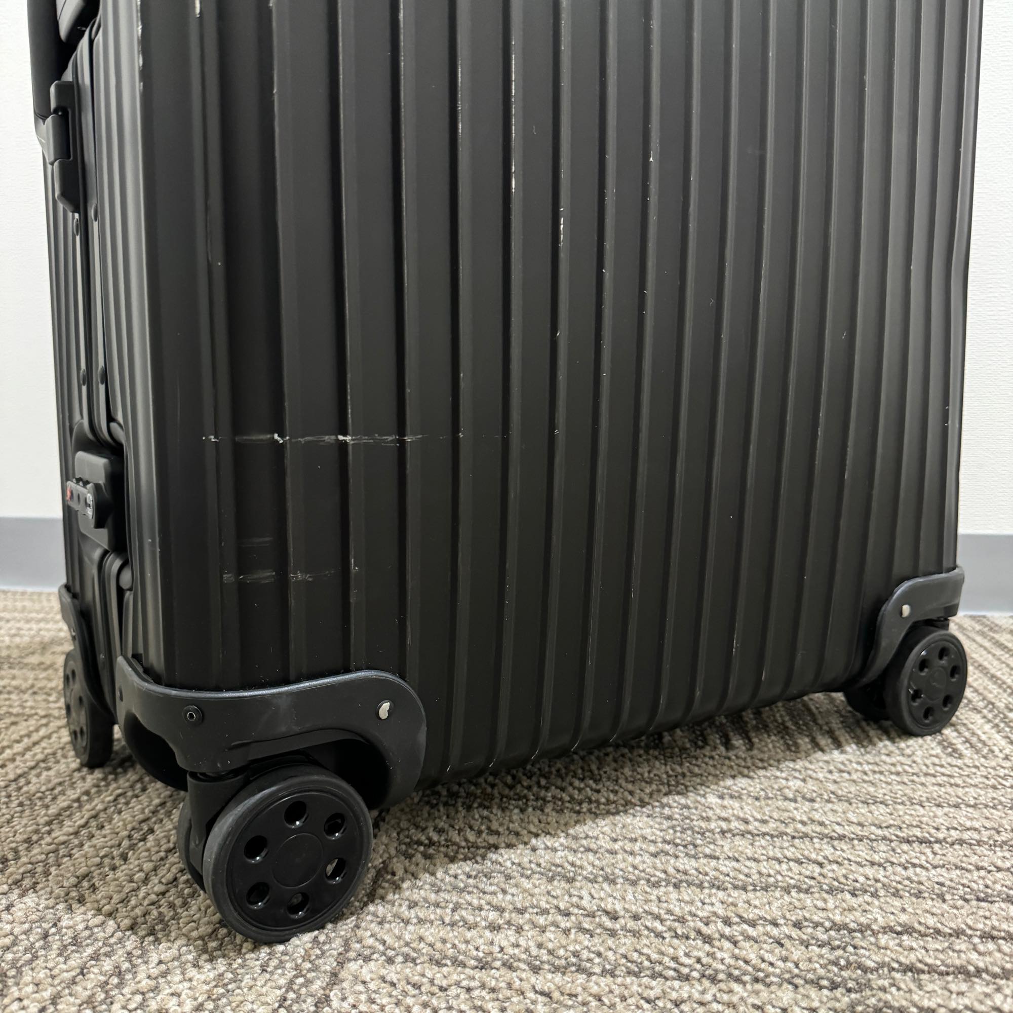 リモワ　トパーズ ステルス　中古商品　923.70　82リットル　4輪
