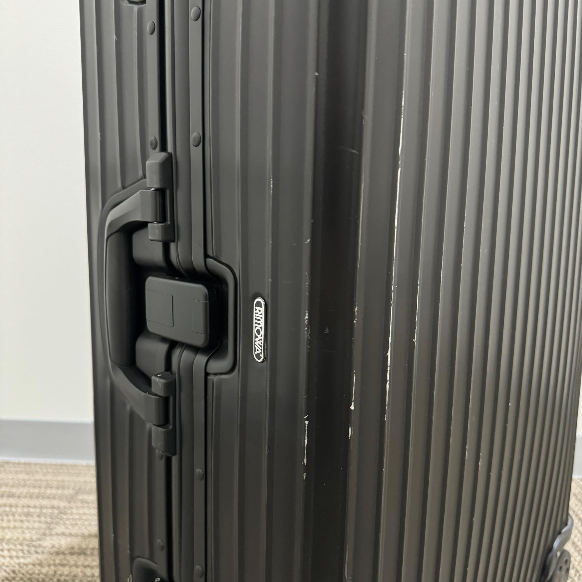 リモワ　トパーズ ステルス　中古商品　923.70　82リットル　4輪