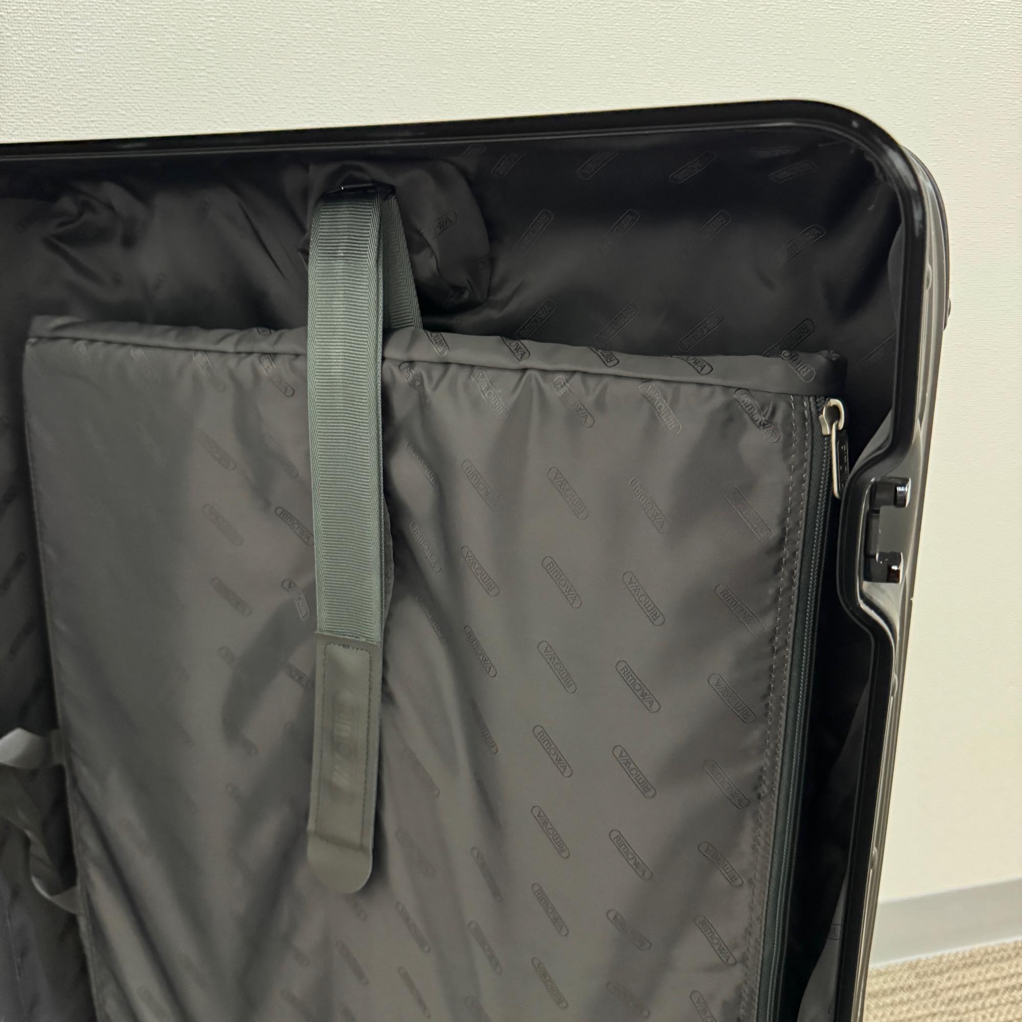 リモワ　トパーズ ステルス　中古商品　923.70　82リットル　4輪