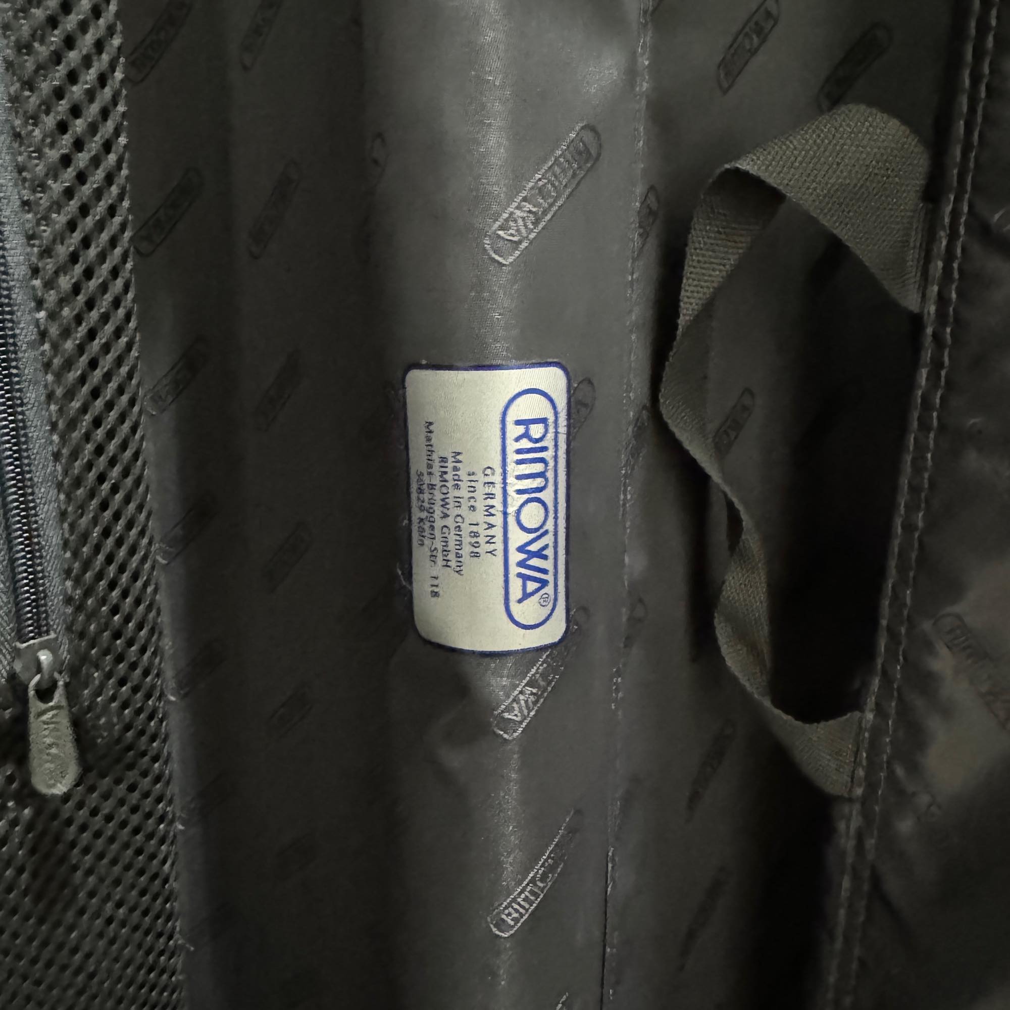 リモワ　トパーズ ステルス　中古商品　923.70　82リットル　4輪