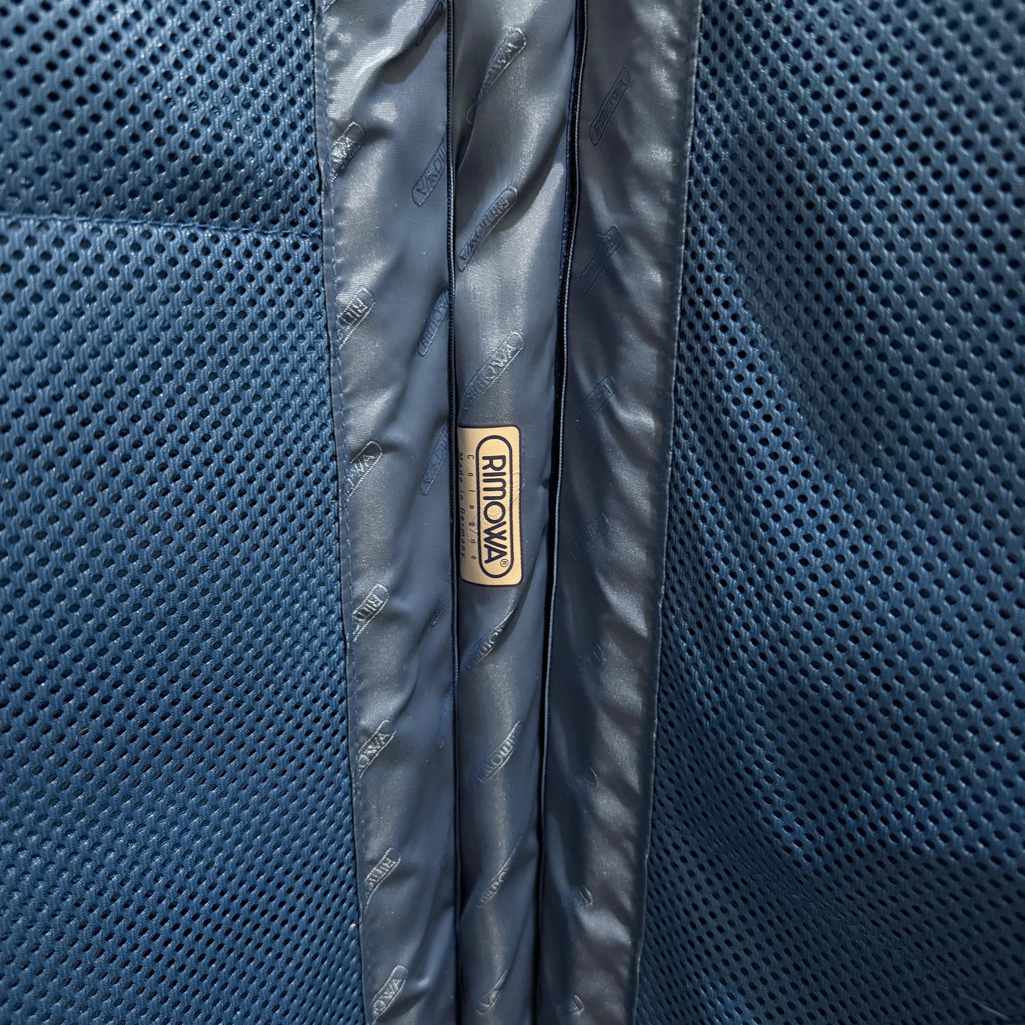 リモワ　シルバーインテグラル　中古商品　U923.77-3　104リットル　4輪