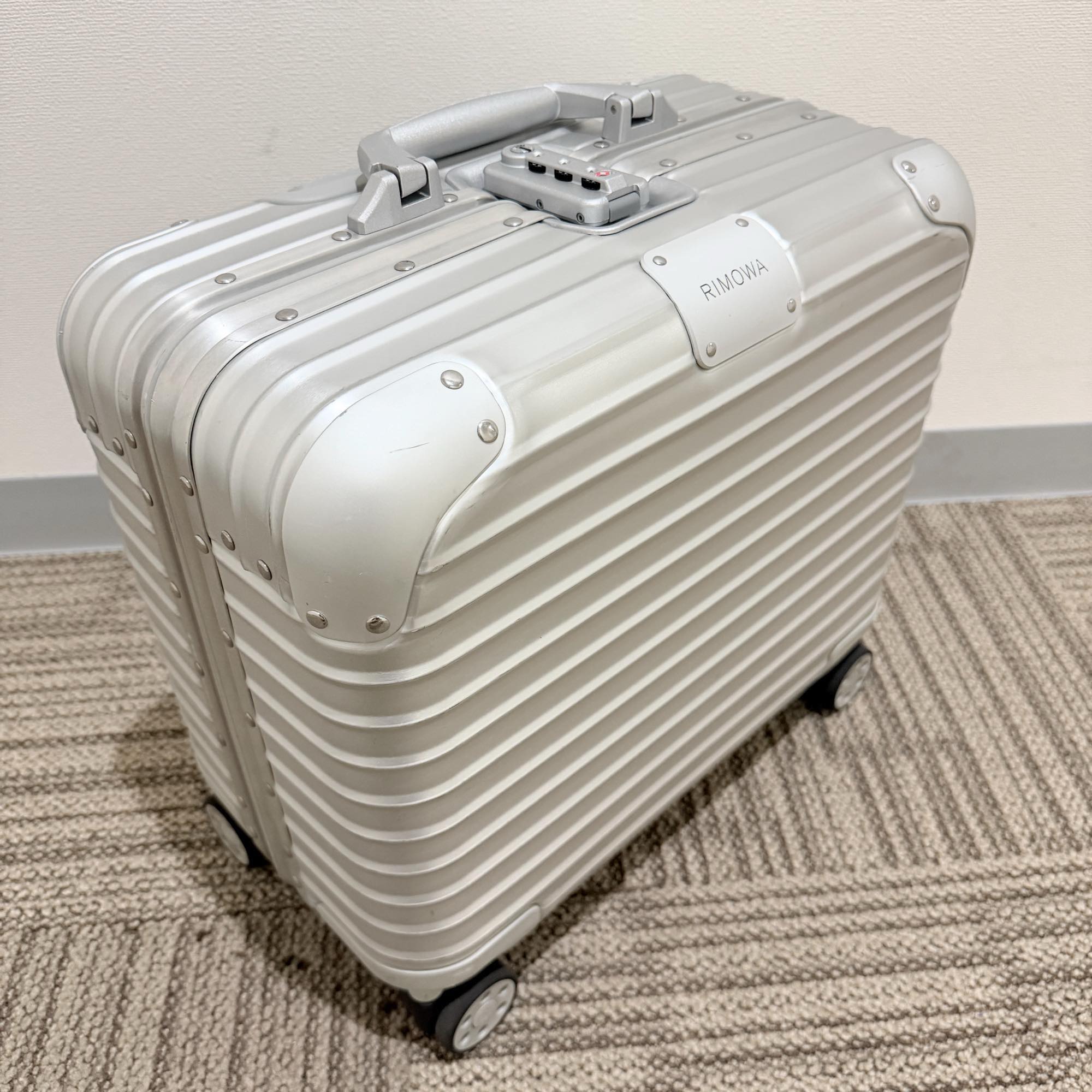 リモワ　オリジナル　925.40.00.4-3　コンパクト　シルバー　中古美品　29リットル　4輪
