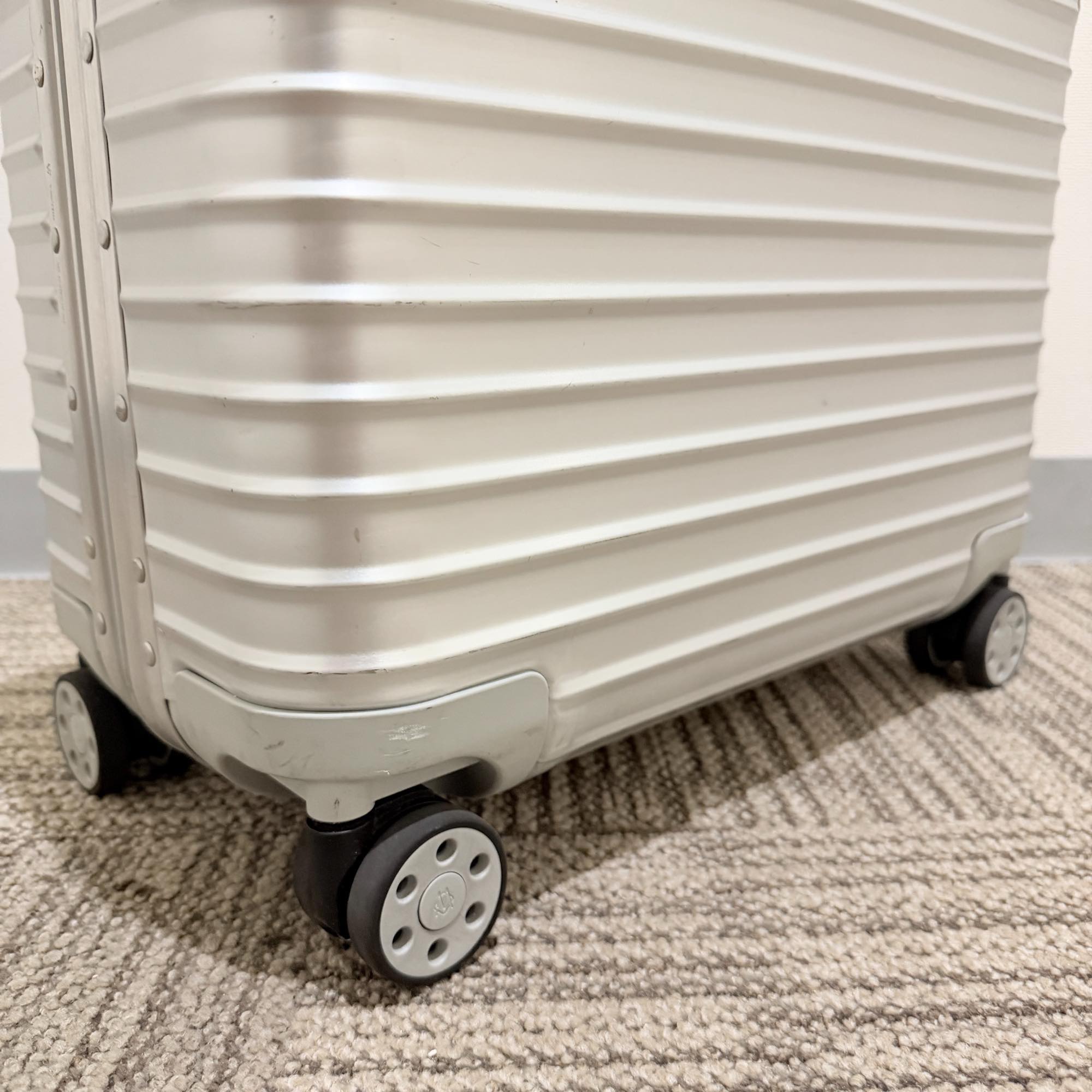 リモワ　オリジナル　925.40.00.4-3　コンパクト　シルバー　中古美品　29リットル　4輪