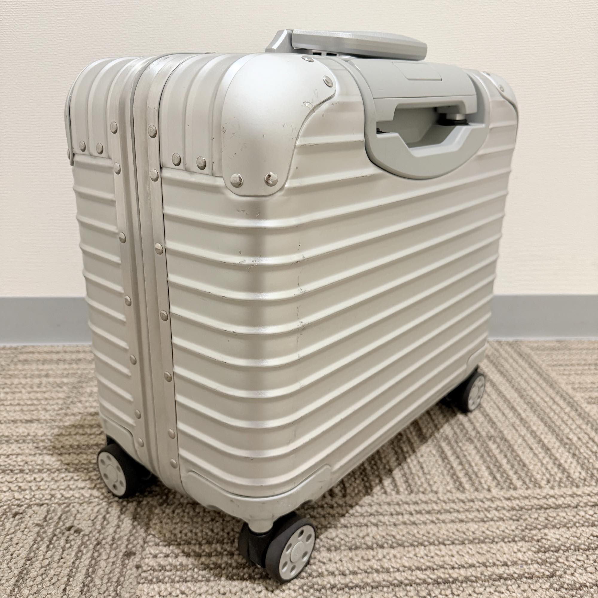 リモワ　オリジナル　925.40.00.4-3　コンパクト　シルバー　中古美品　29リットル　4輪