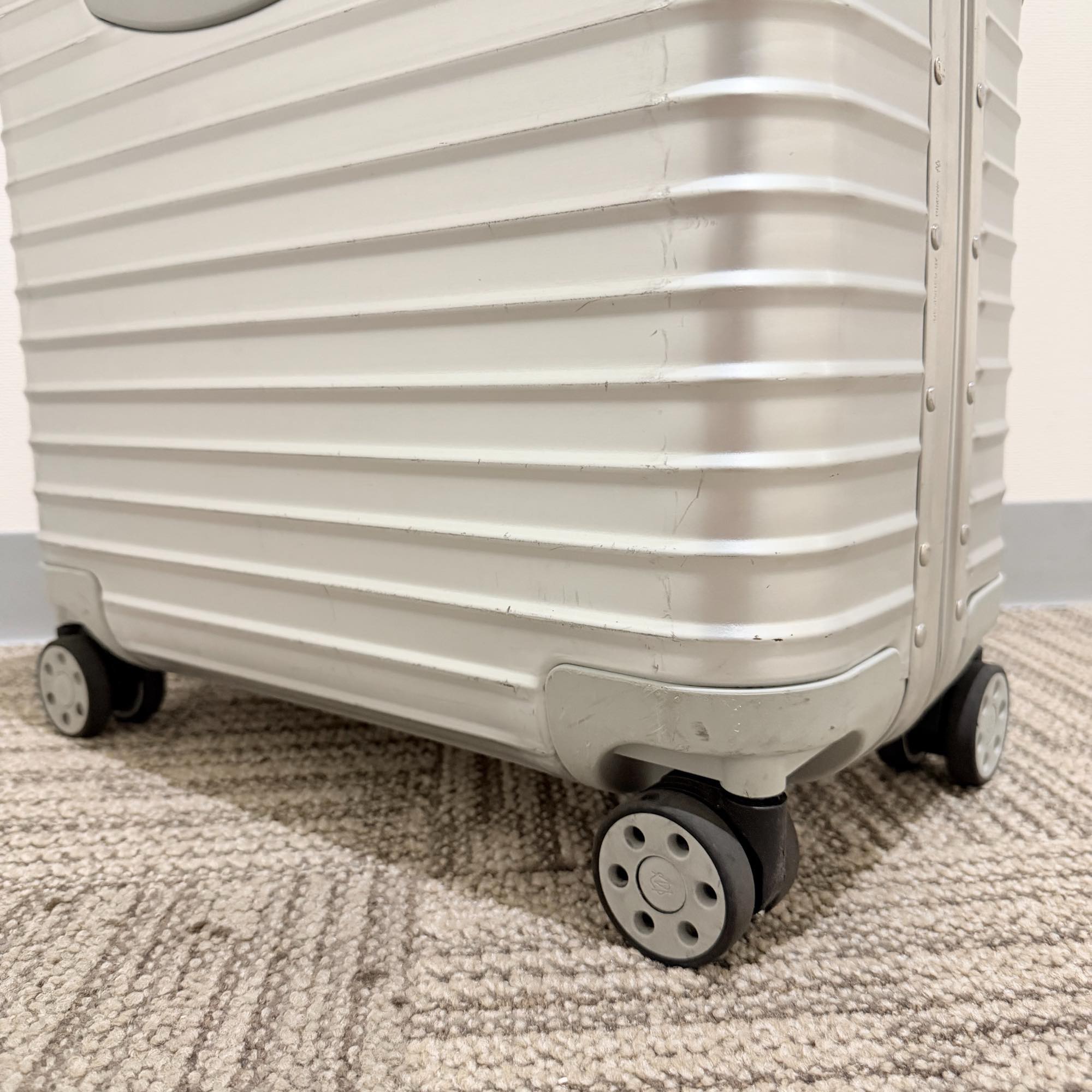 リモワ　オリジナル　925.40.00.4-3　コンパクト　シルバー　中古美品　29リットル　4輪