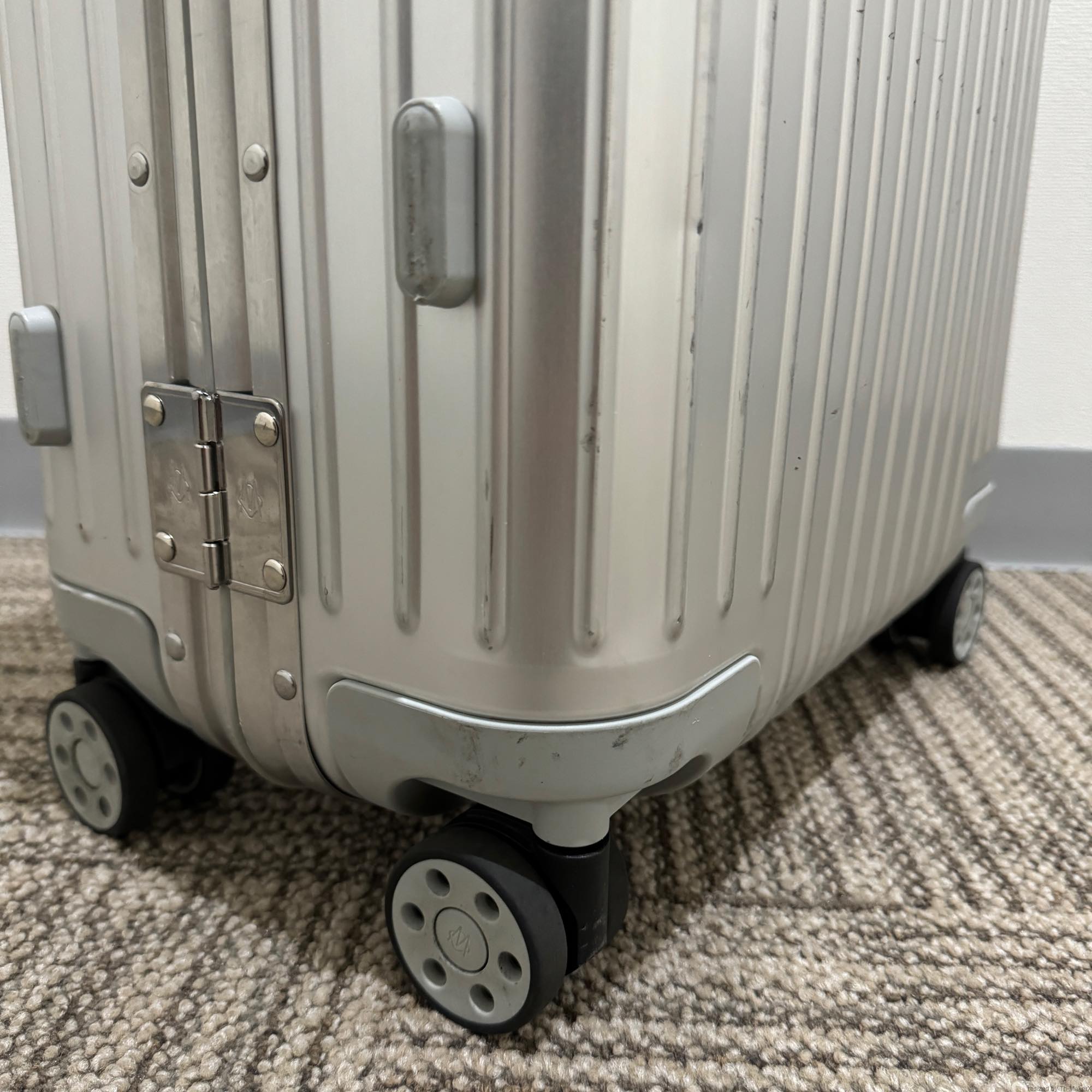 リモワ　オリジナル 925.53.00.4　キャビン　中古美品　35リットル　4輪