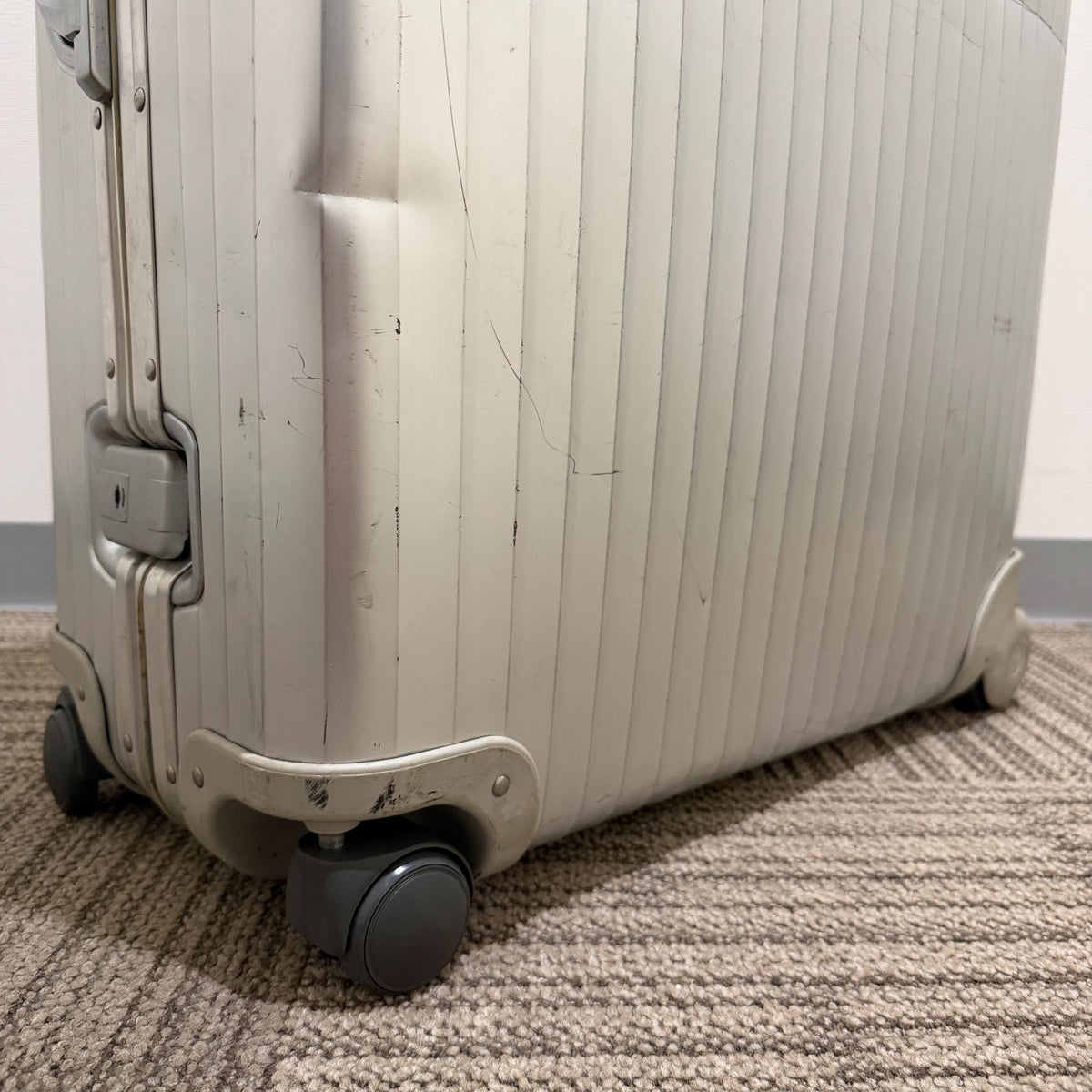 リモワ　トパーズ　中古美品　931.77-3　104リットル　4輪
