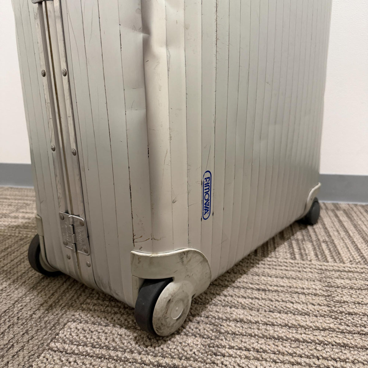 リモワ　トパーズ　中古美品　931.77-3　104リットル　4輪