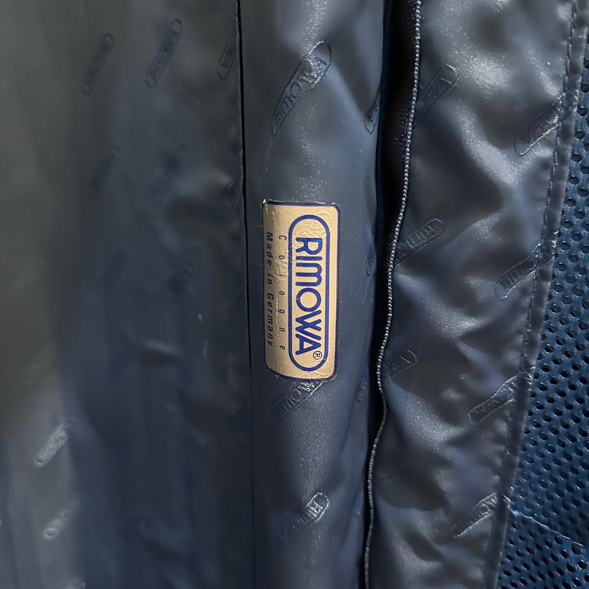 リモワ　トパーズ　中古商品　932.70-3　82リットル　4輪
