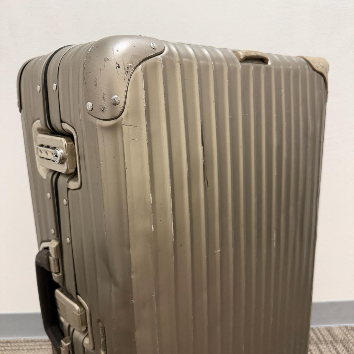 リモワ　トパーズ　945.63-3 　中古商品　64リットル　4輪