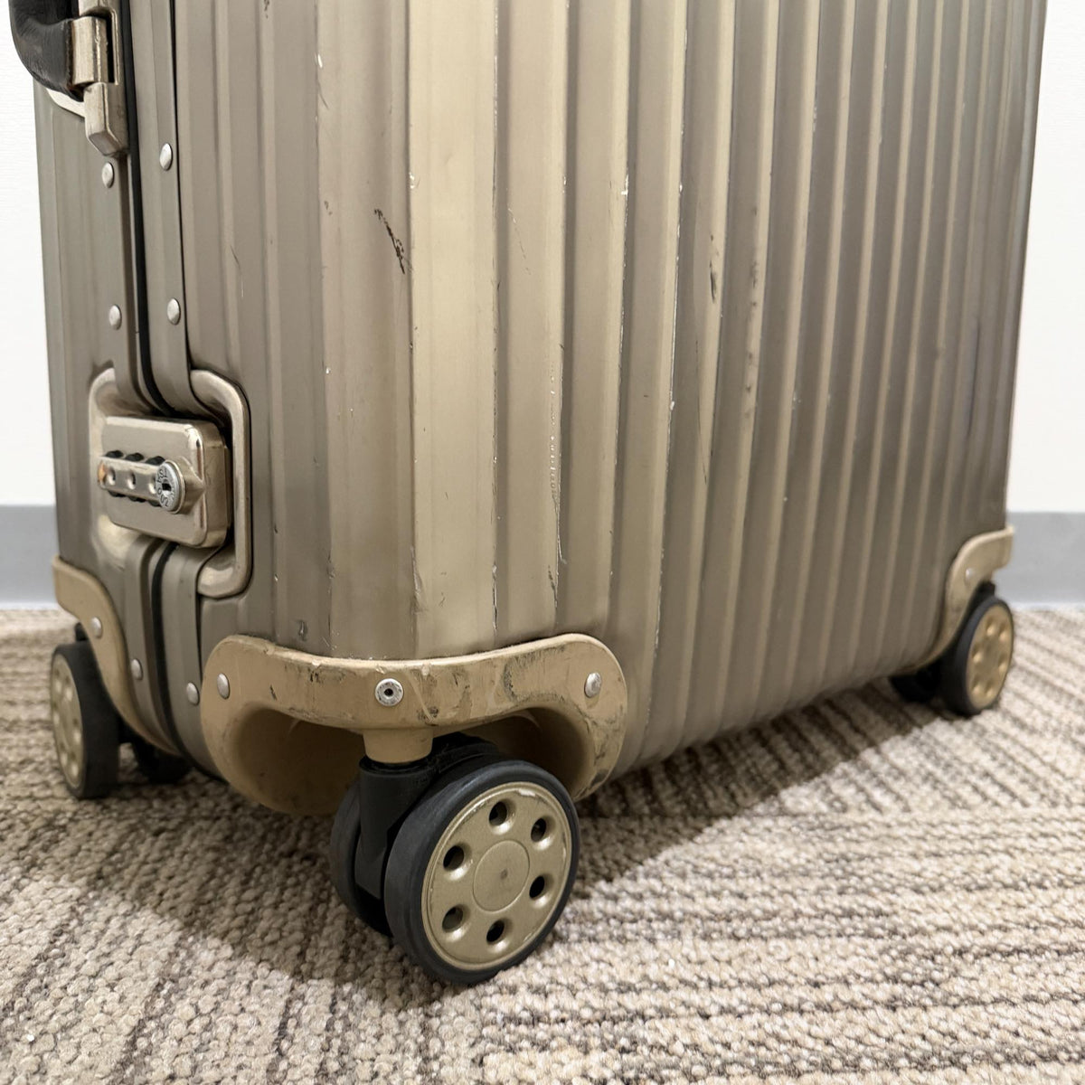 リモワ　トパーズ　945.63-3 　中古商品　64リットル　4輪