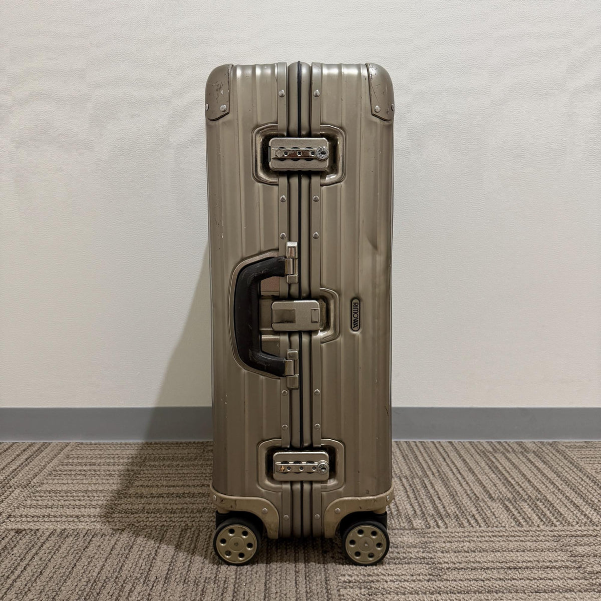 リモワ　トパーズ　945.63-3 　中古商品　64リットル　4輪
