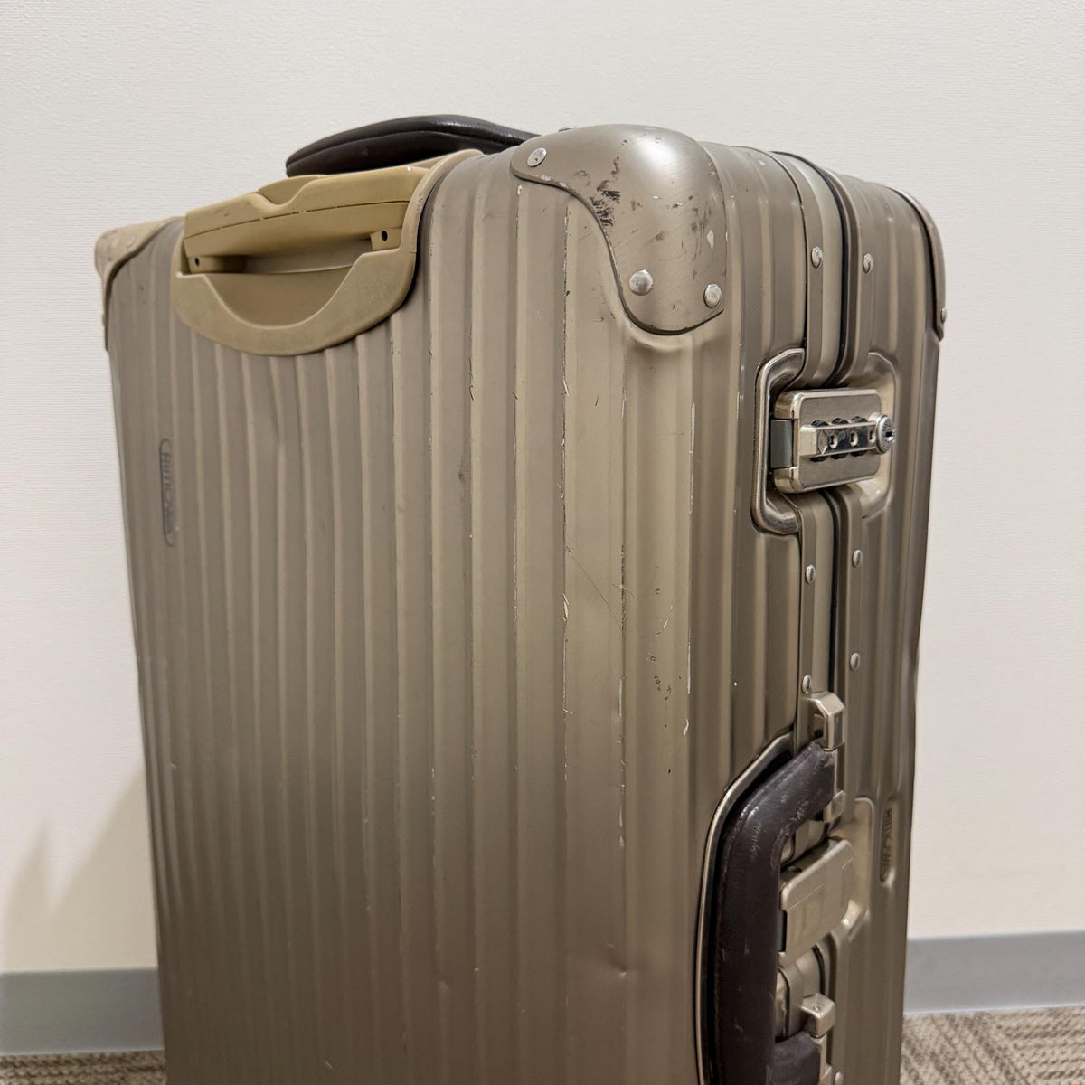リモワ　トパーズ　945.63-3 　中古商品　64リットル　4輪