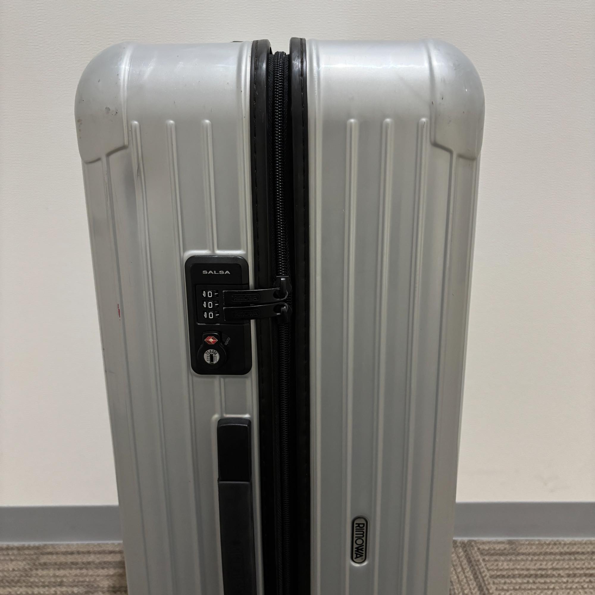 リモワ　エッセンシャル (サルサ)　810.73-4　中古美品　98リットル　4輪
